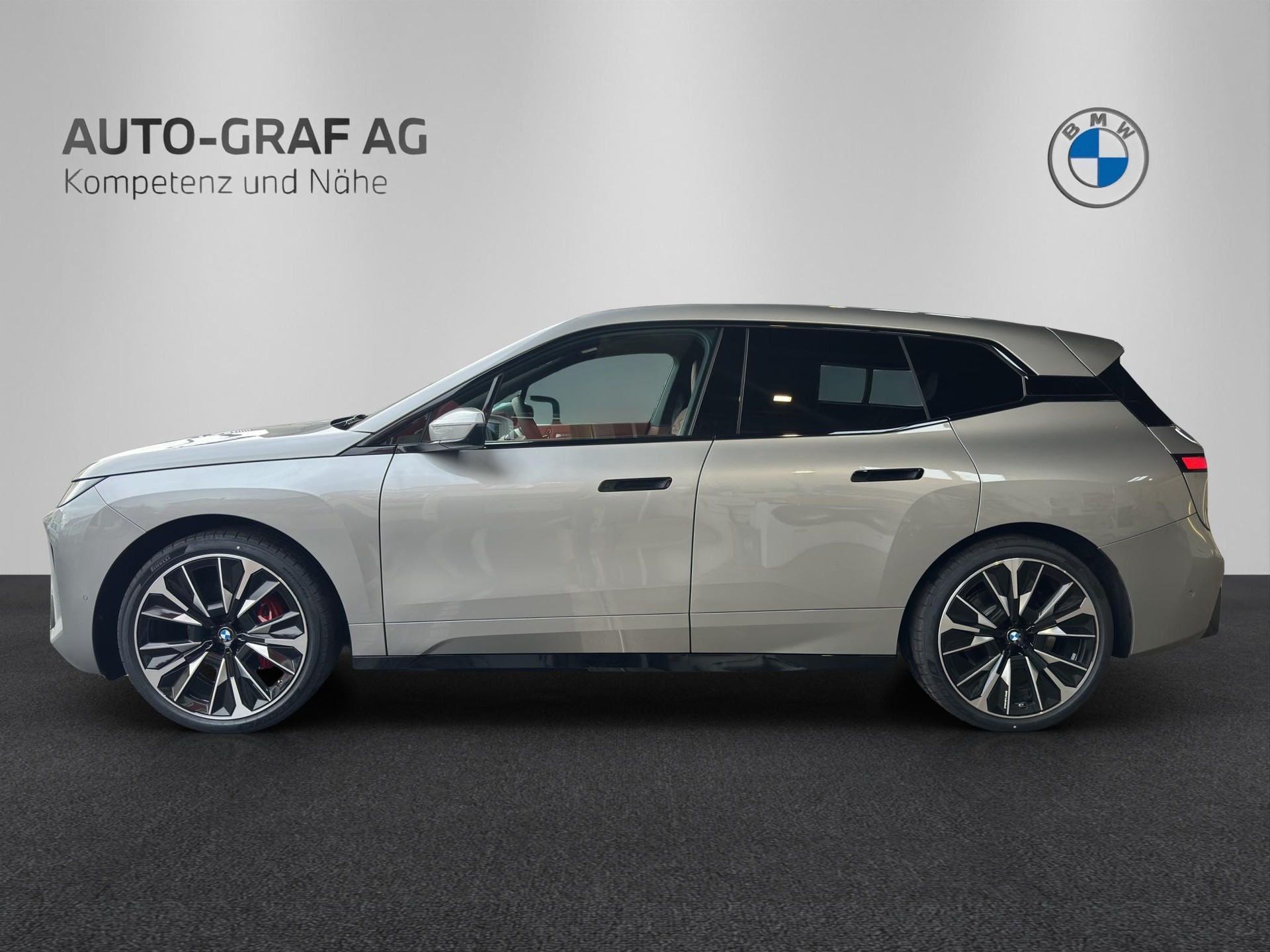 BMW iX xDrive60 M Sport Pro-image-1
