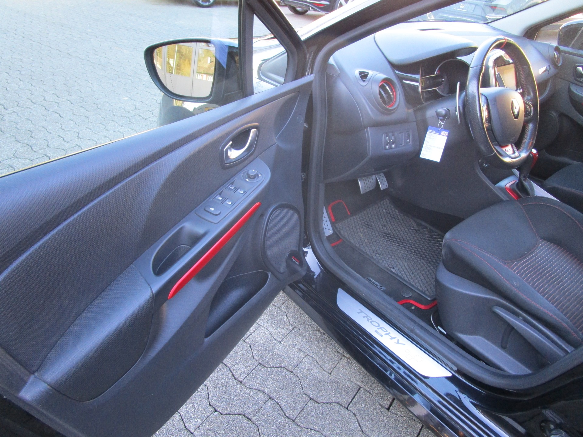 RENAULT Clio 1.6 T RS 220 Trophy EDC-image-5