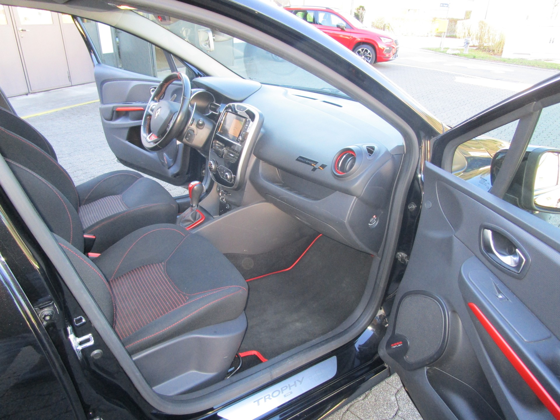 RENAULT Clio 1.6 T RS 220 Trophy EDC-image-8