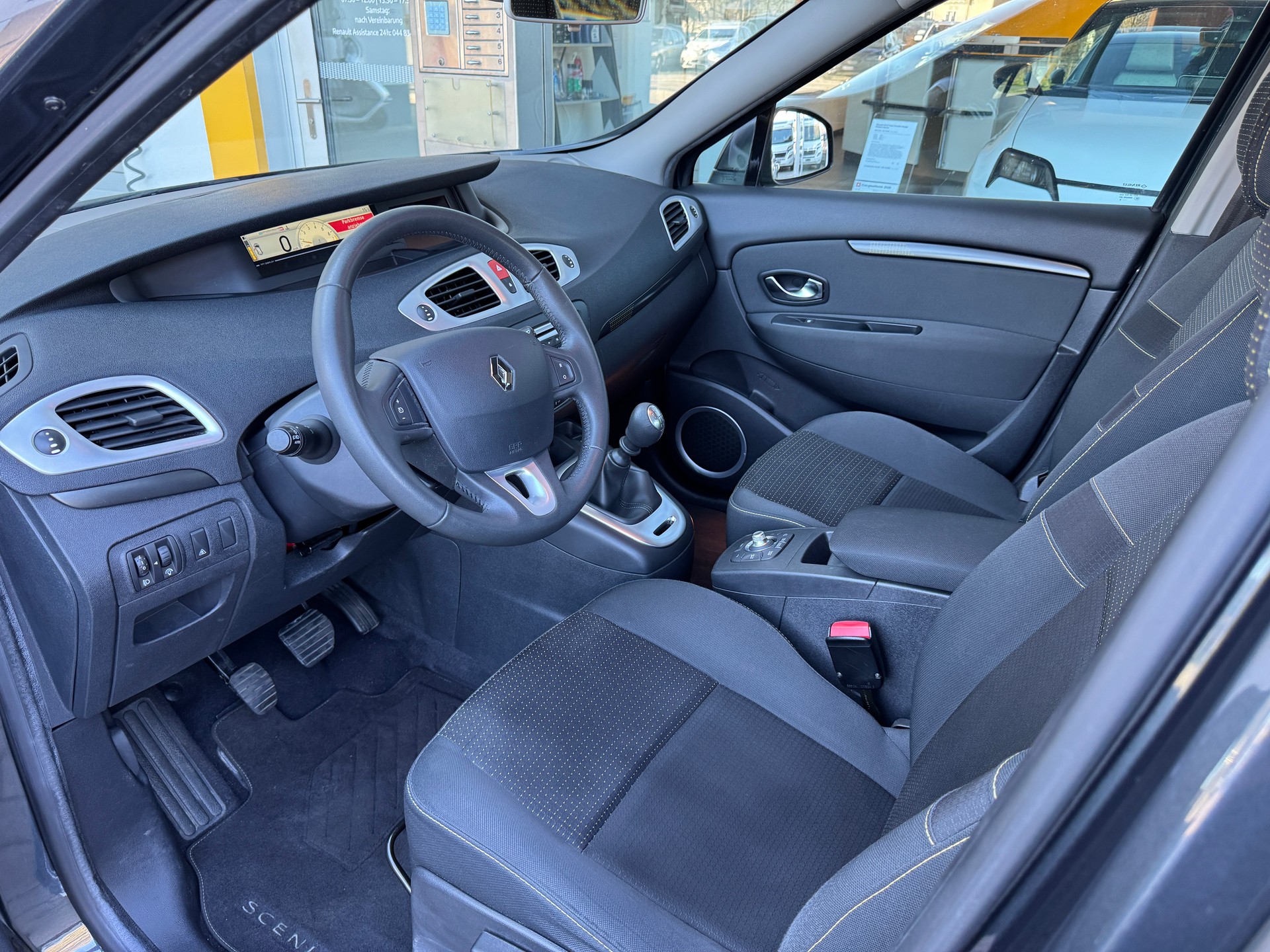 RENAULT Scénic 1.4 16V Turbo Dynamique-image-5