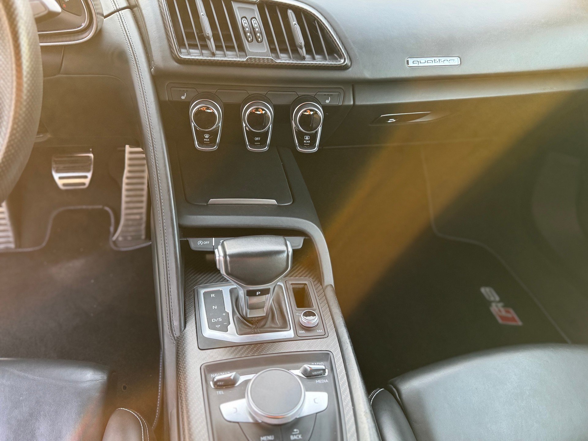 AUDI R8 Coupé 5.2 plus S-Tronic-image-15