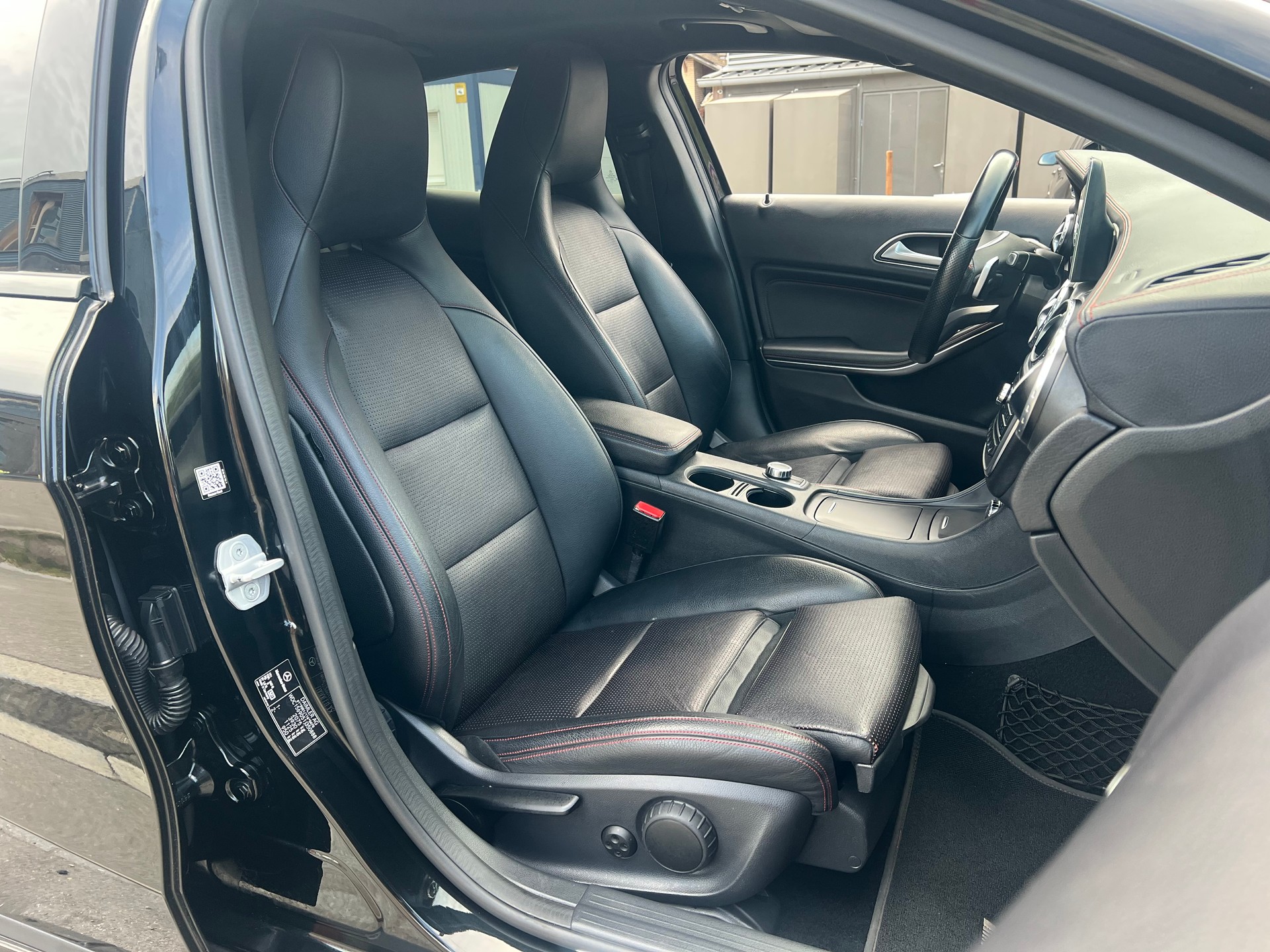 MERCEDES-BENZ GLA 220 d AMG Line 4Matic 7G-DCT-image-9