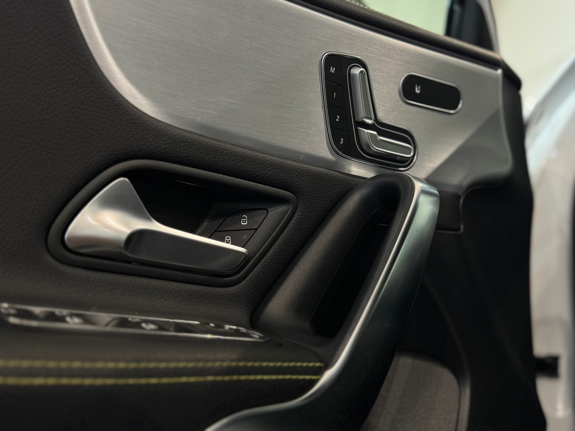 MERCEDES-BENZ A 220 AMG Line EDITION 1 7G-DCT 4Matic || BURMESTER || 360 || PANORAMA-image-24