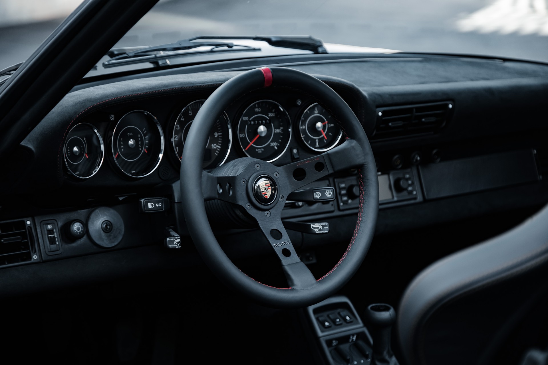 PORSCHE 911 Carrera 4 Cabrio-image-9