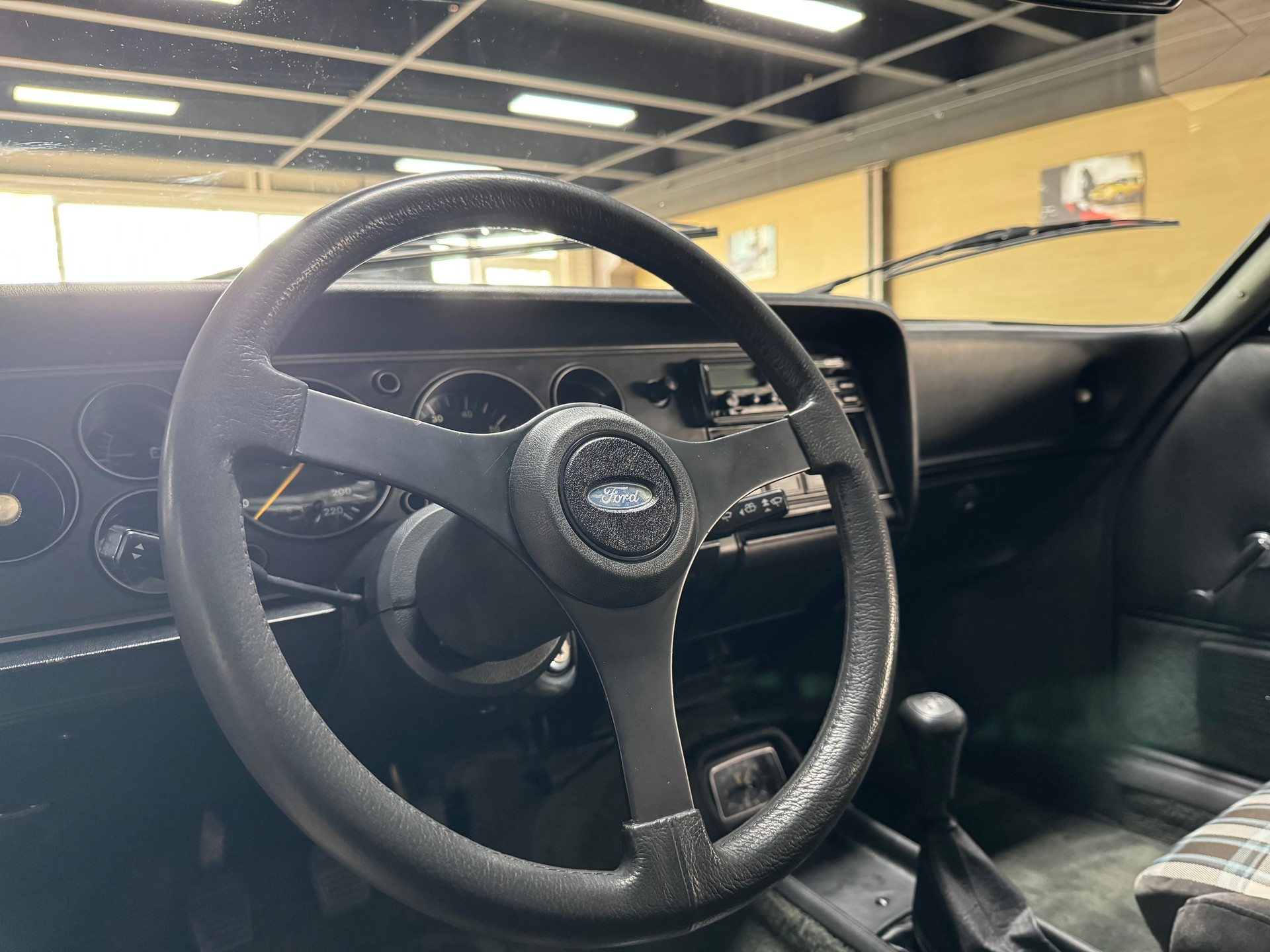 FORD Capri 2.8 INJECTION-image-17