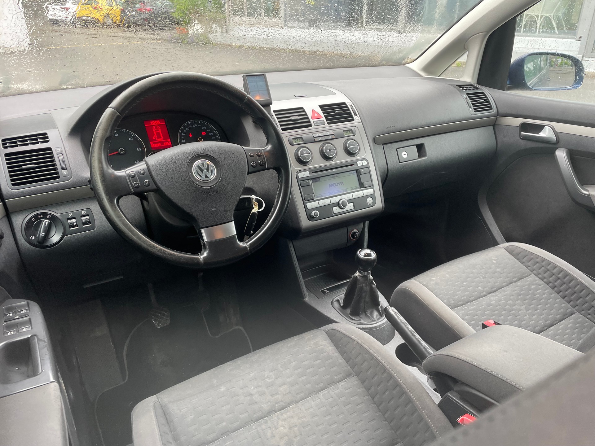 VW Touran 1.9 TDI BlueMotion Highline-image-12