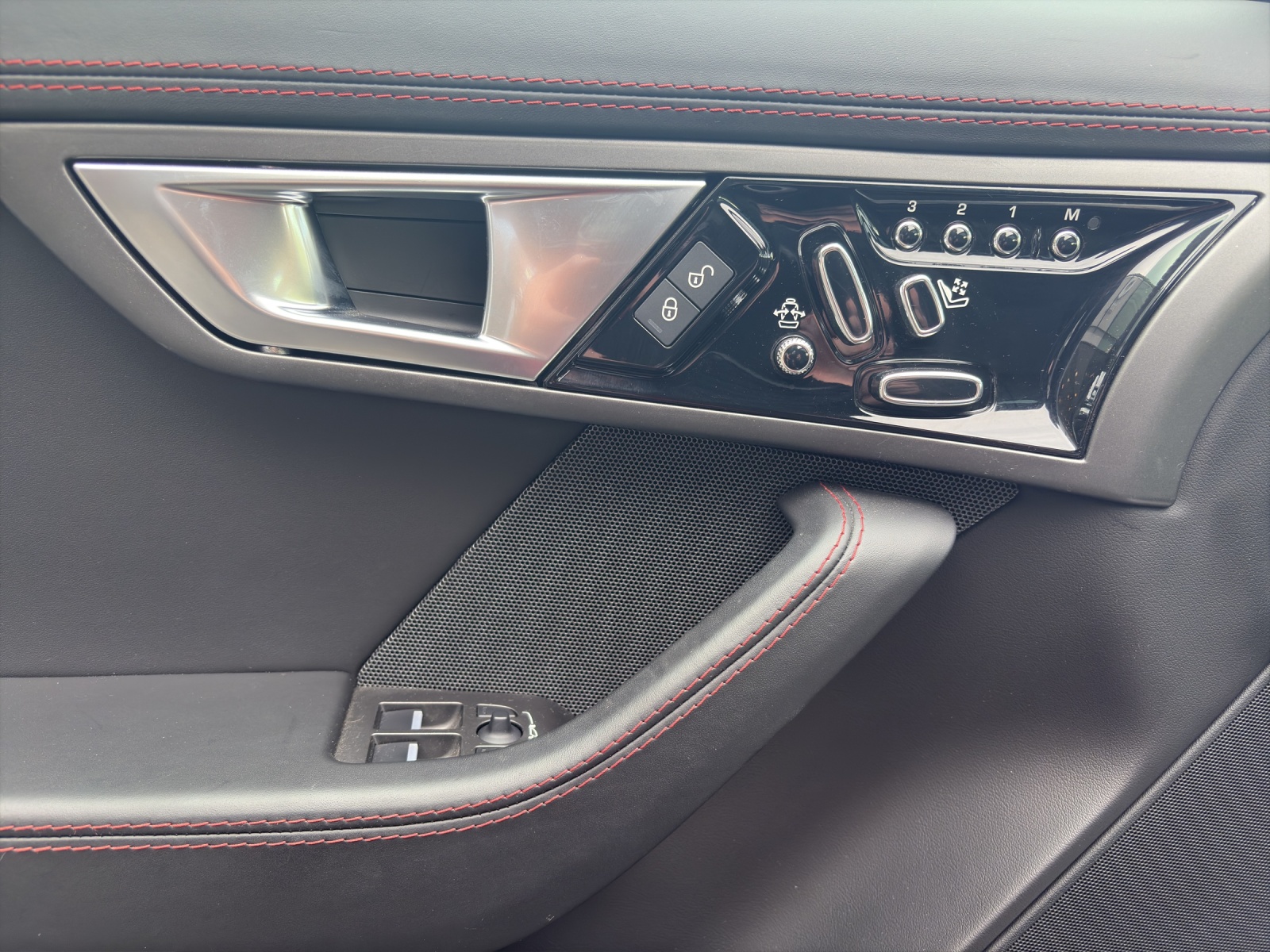 JAGUAR F-Type Coupé R 5.0 V8 S/C AWD-image-7