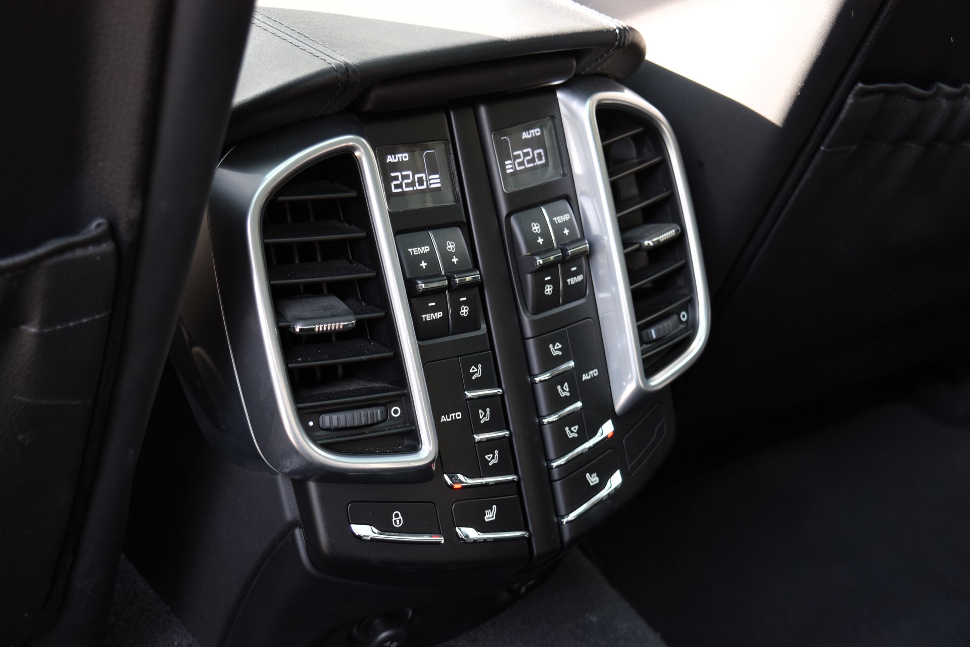 PORSCHE Cayenne Turbo S-image-13