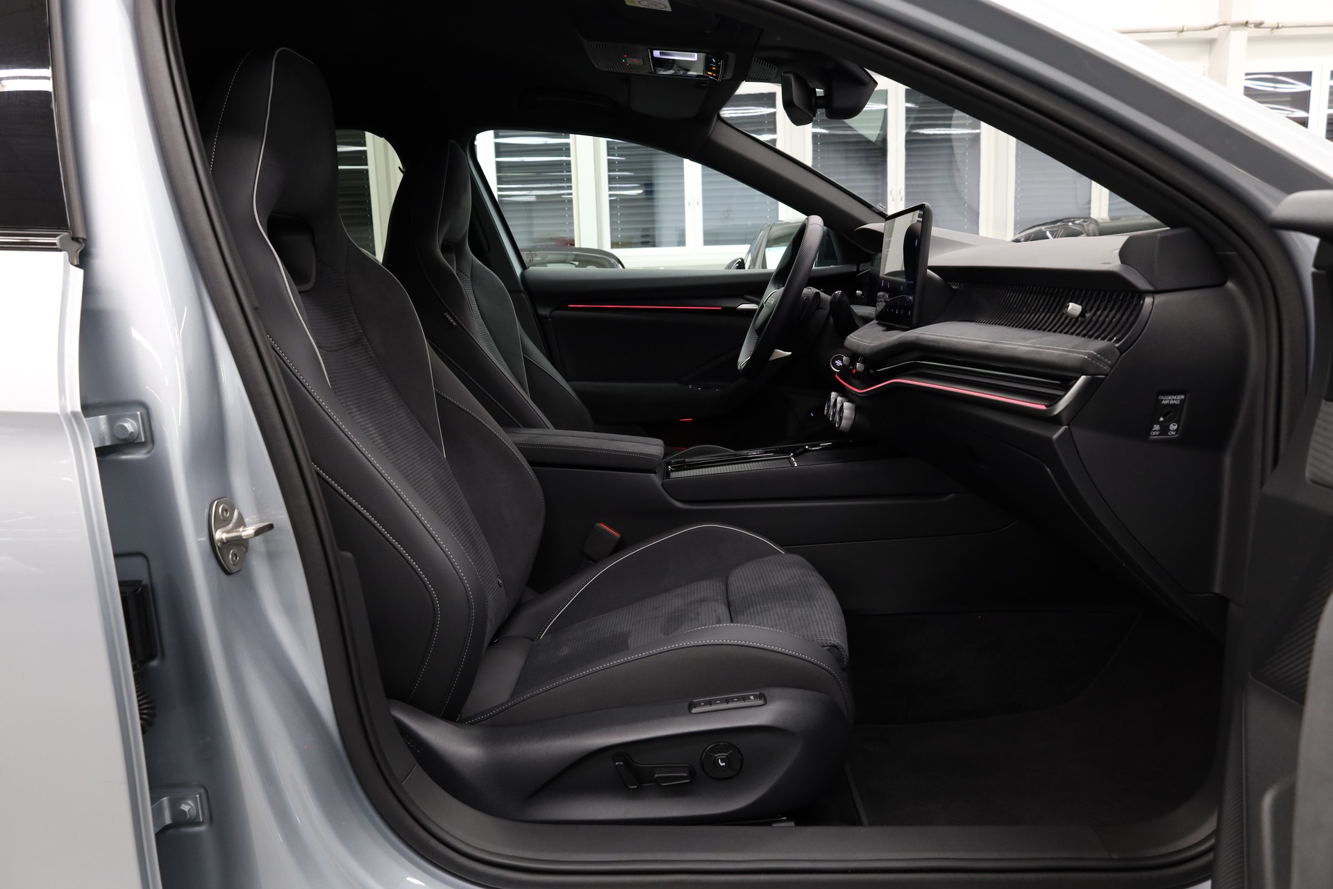SKODA Superb Combi 2.0 TDI Sportline DSG-image-13