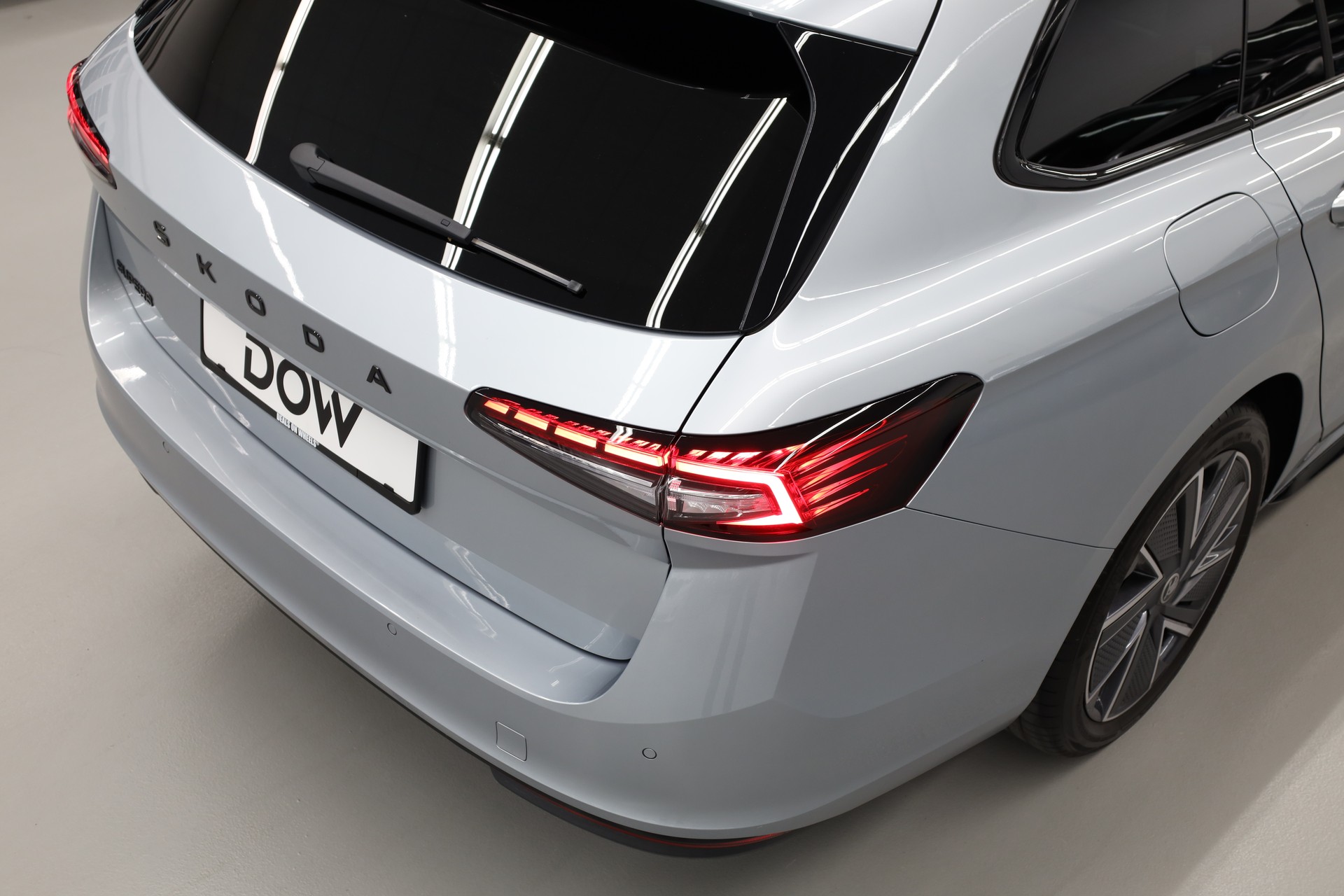 SKODA Superb Combi 2.0 TDI Sportline DSG-image-8