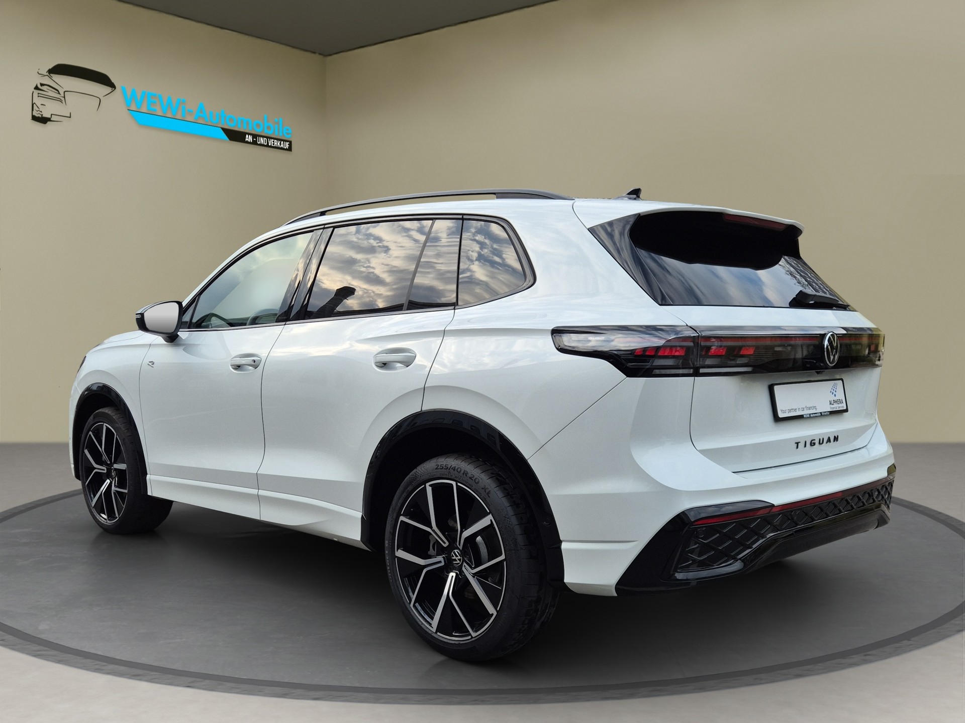 VW Tiguan 2.0 TSI DSG R-Line 4Motion-showroom-element-2