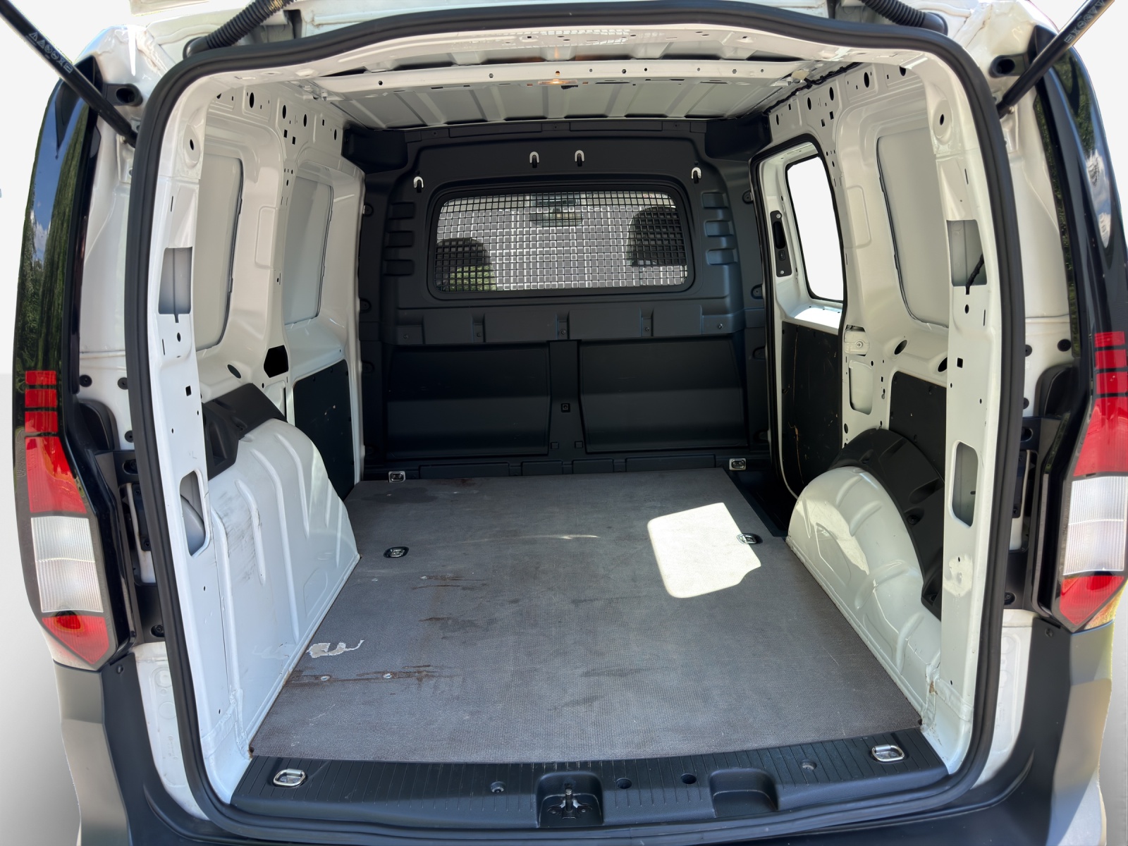 VW Caddy Cargo 2.0TDI 4Motion-image-12