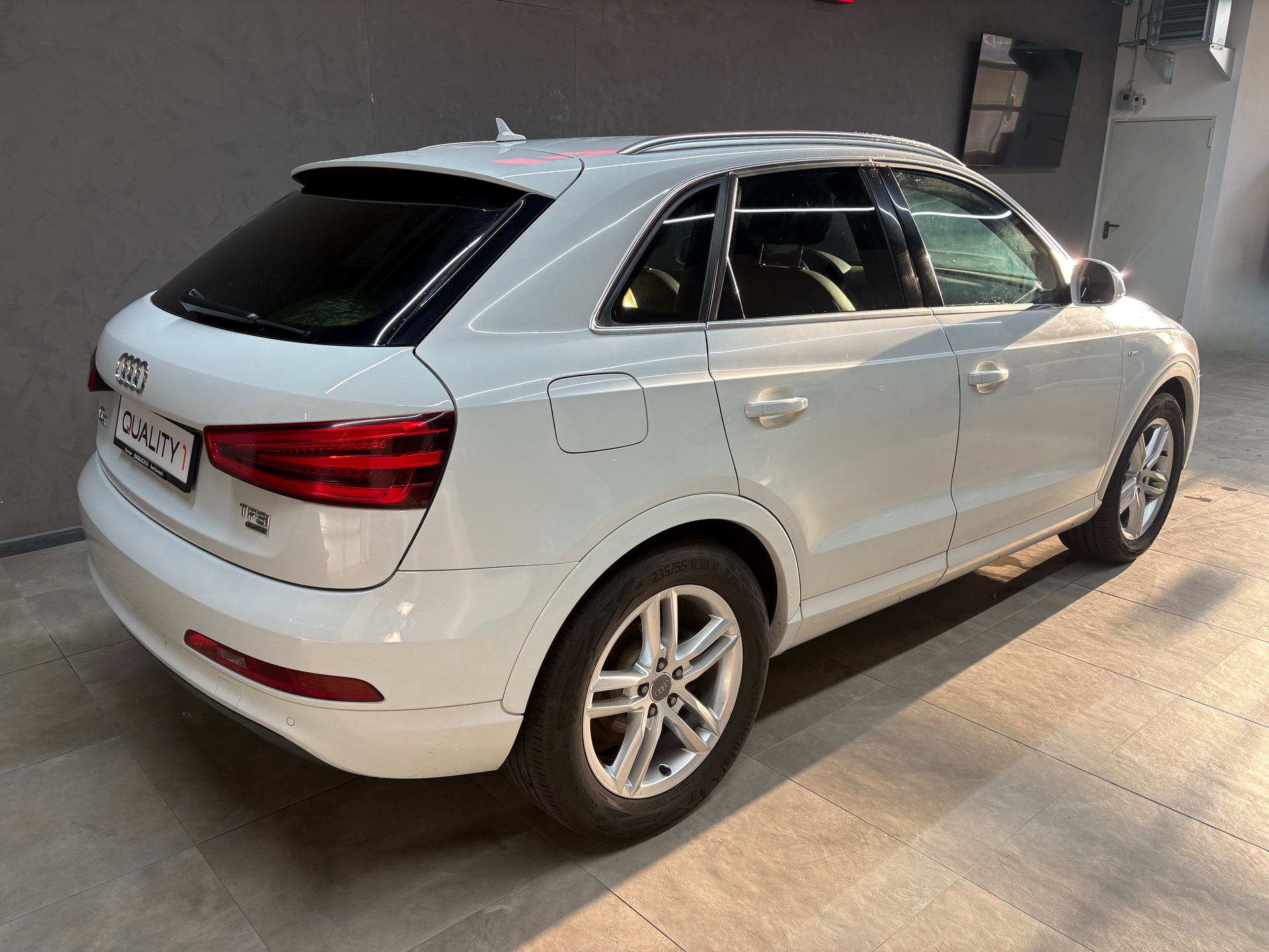 AUDI Q3 2.0 TFSI quattro-image-4