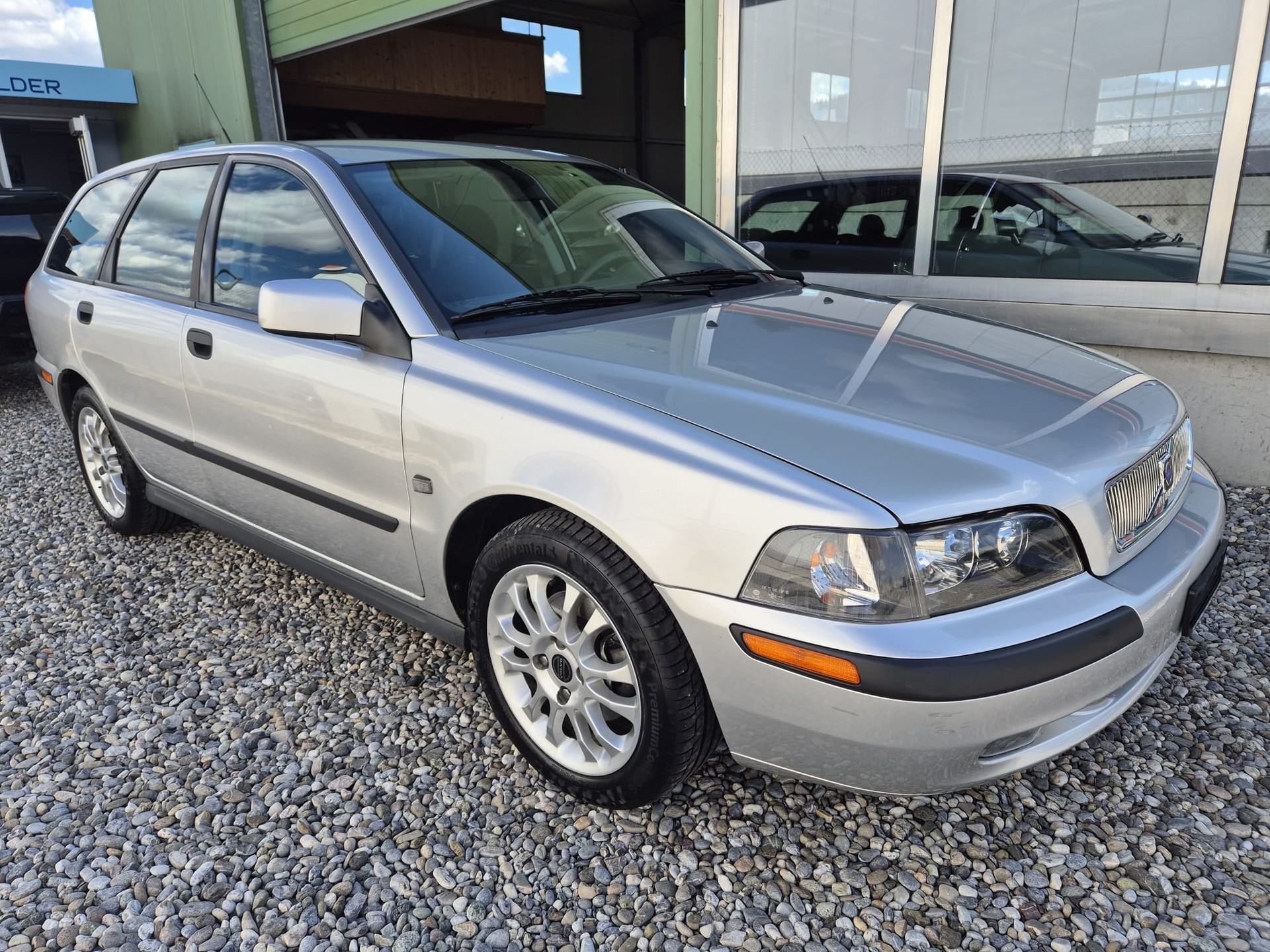 VOLVO V40 2.0T. Aut.-image-1