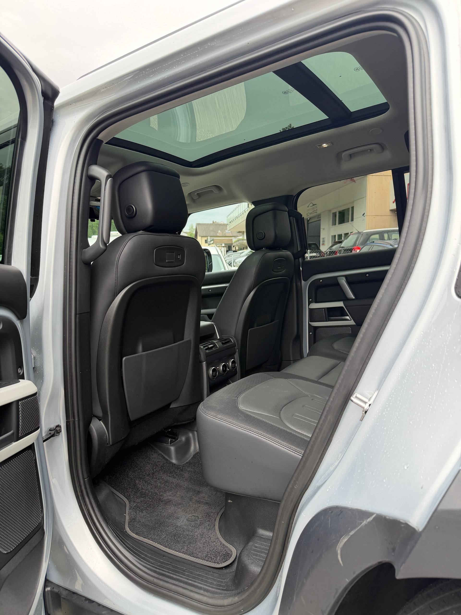 LAND ROVER Defender 110 P400e Si4 PHEV HSE AT8-image-8
