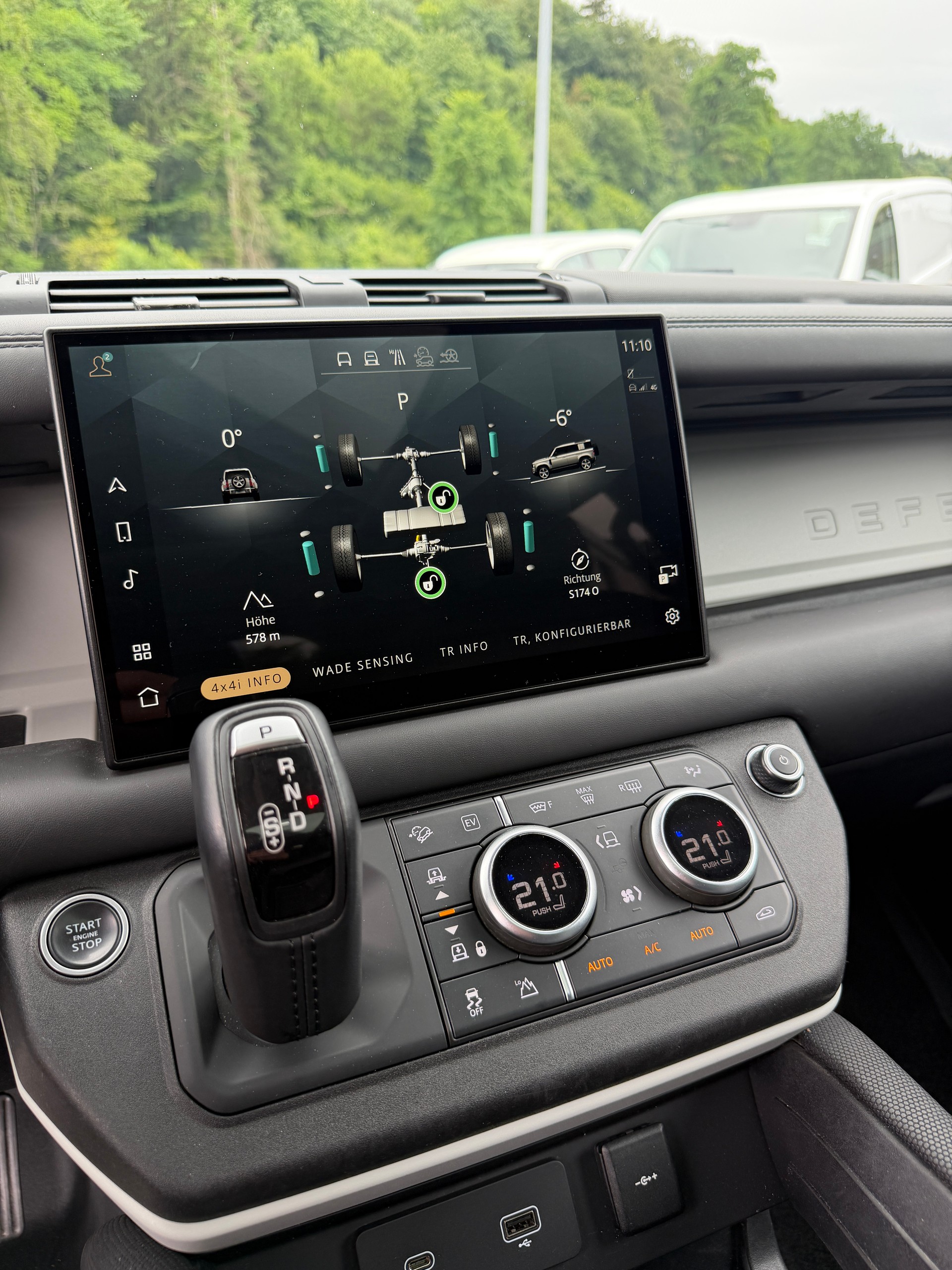 LAND ROVER Defender 110 P400e Si4 PHEV HSE AT8-image-13