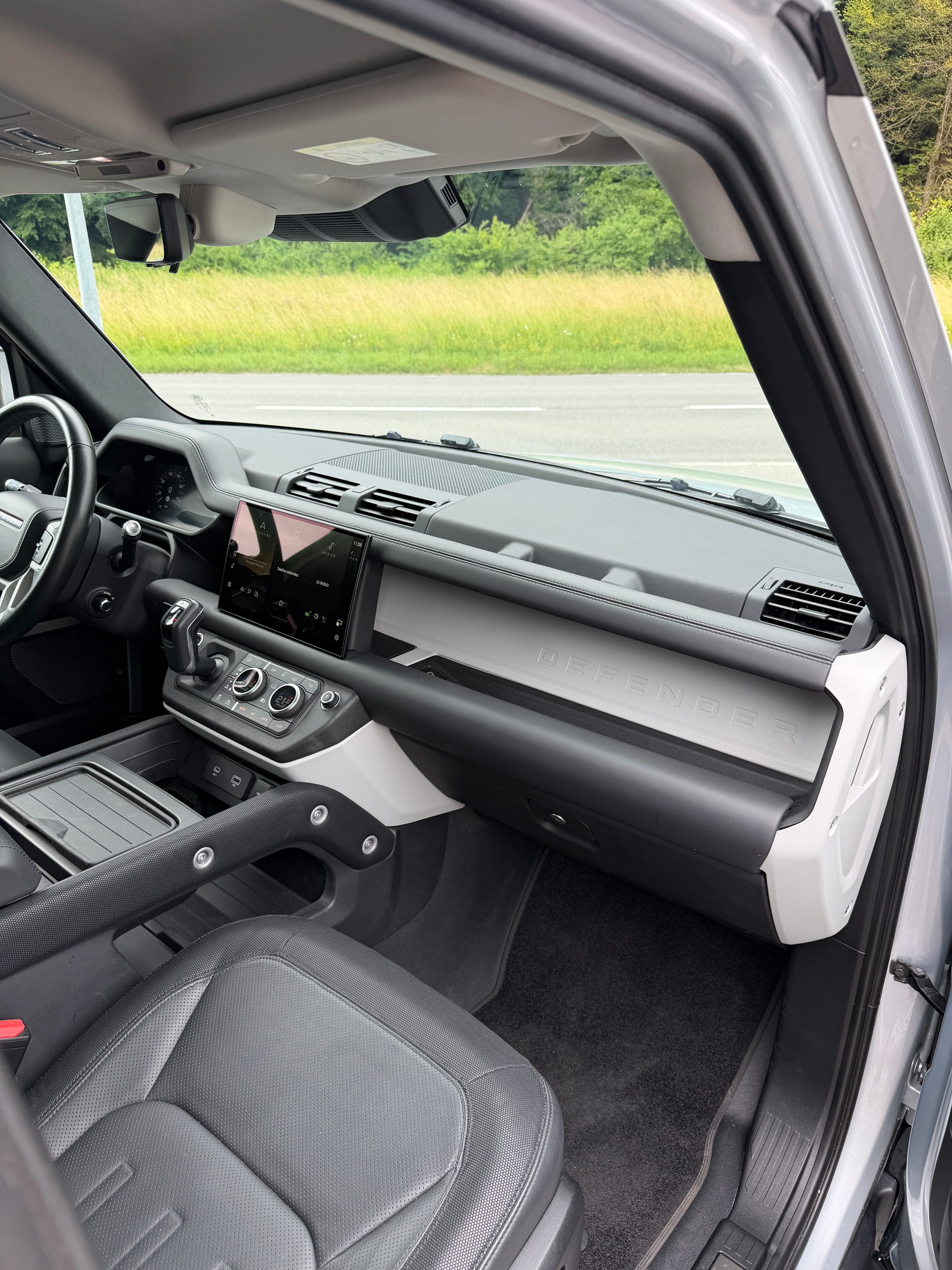 LAND ROVER Defender 110 P400e Si4 PHEV HSE AT8-image-9