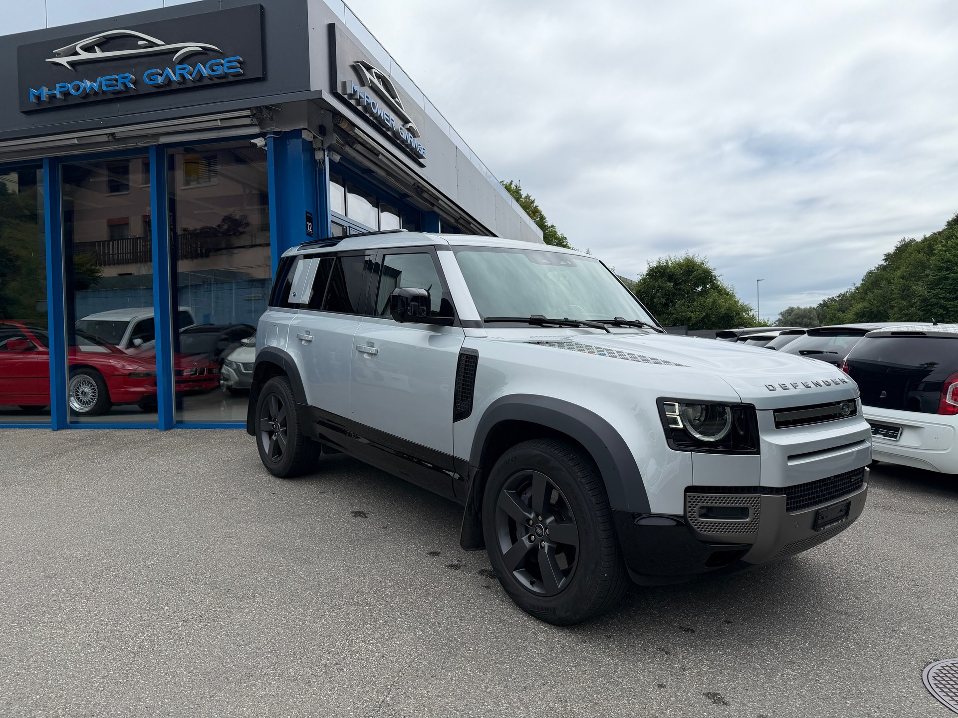 LAND ROVER Defender 110 P400e Si4 PHEV HSE AT8-image-1