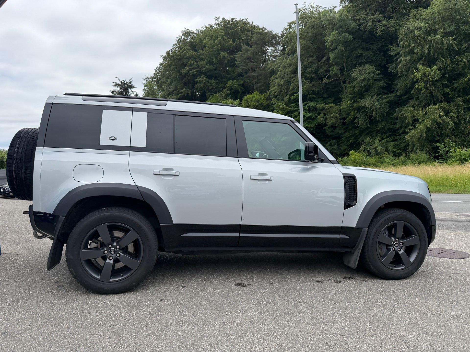 LAND ROVER Defender 110 P400e Si4 PHEV HSE AT8-image-2