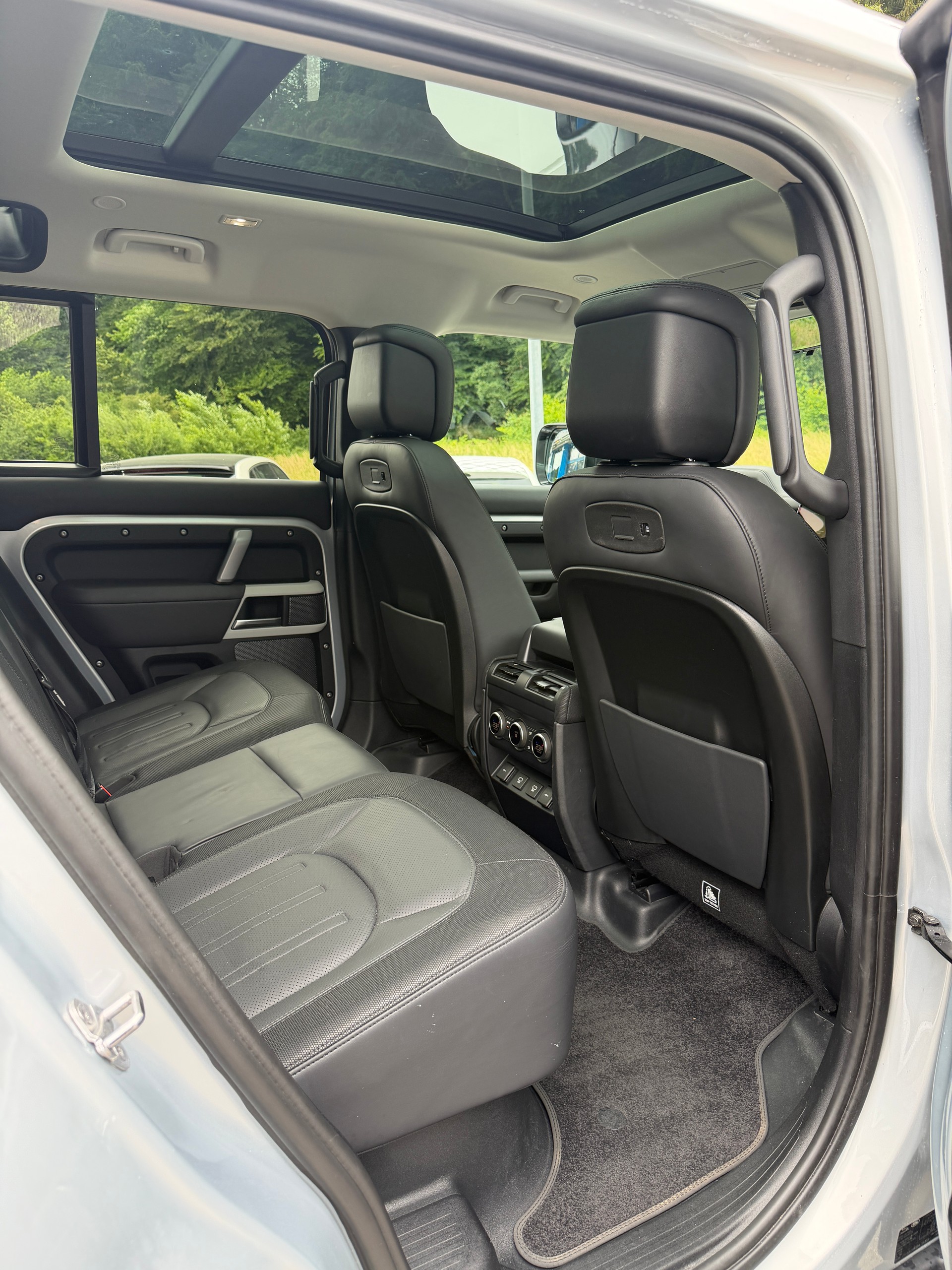 LAND ROVER Defender 110 P400e Si4 PHEV HSE AT8-image-11