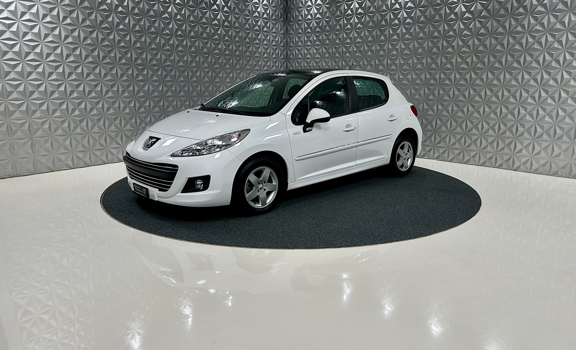 PEUGEOT 207 1.4 16V Millesim 200-image-0
