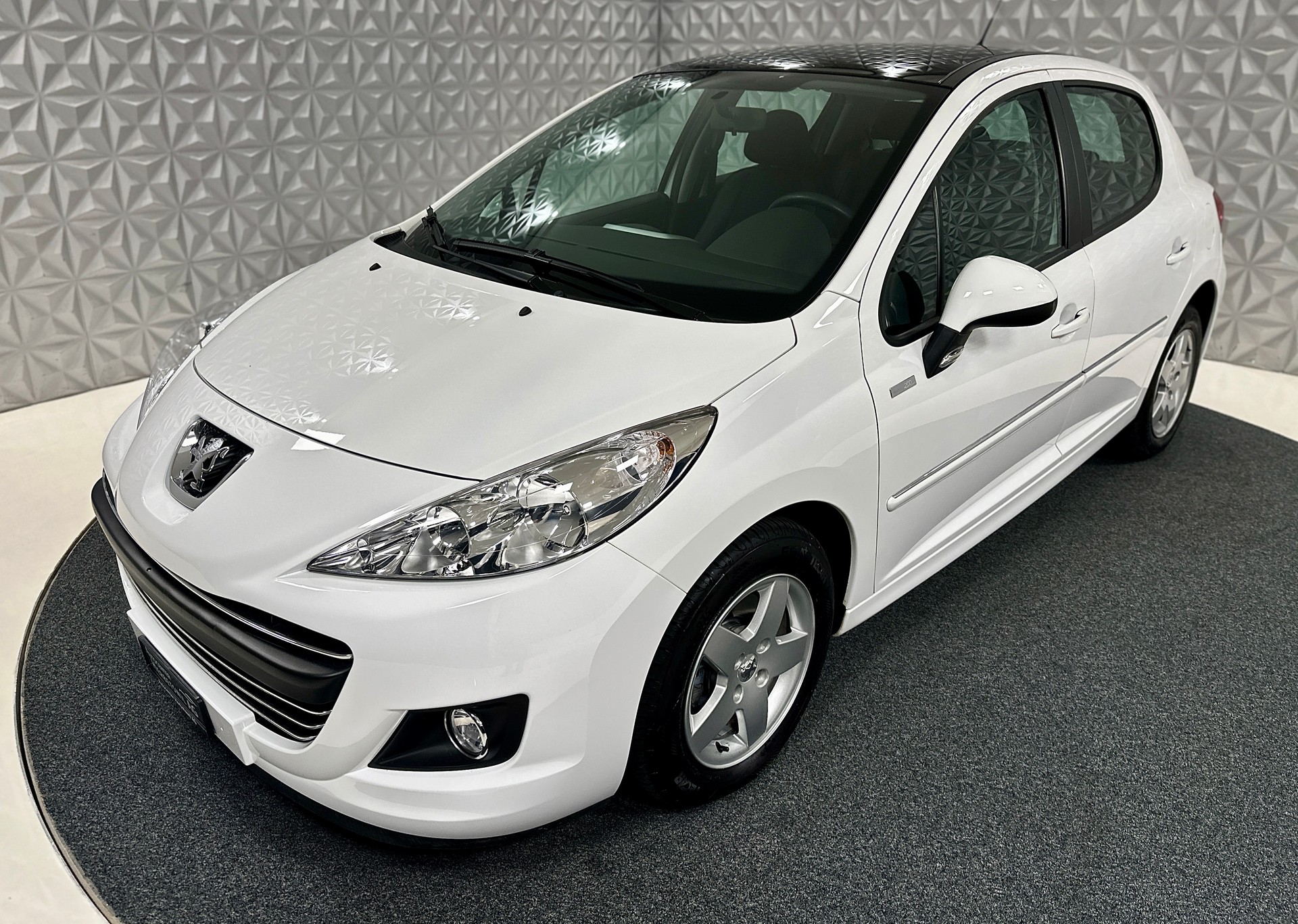 PEUGEOT 207 1.4 16V Millesim 200-image-8