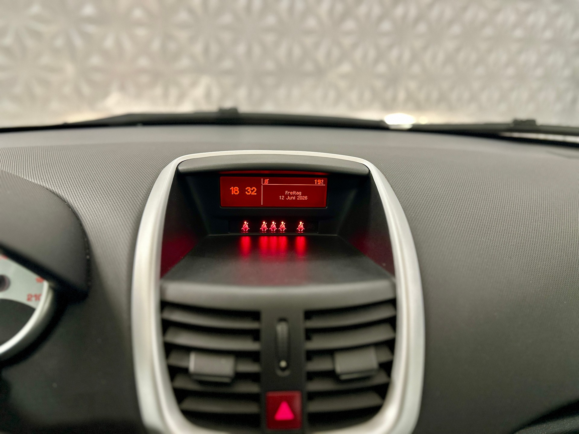 PEUGEOT 207 1.4 16V Millesim 200-image-14