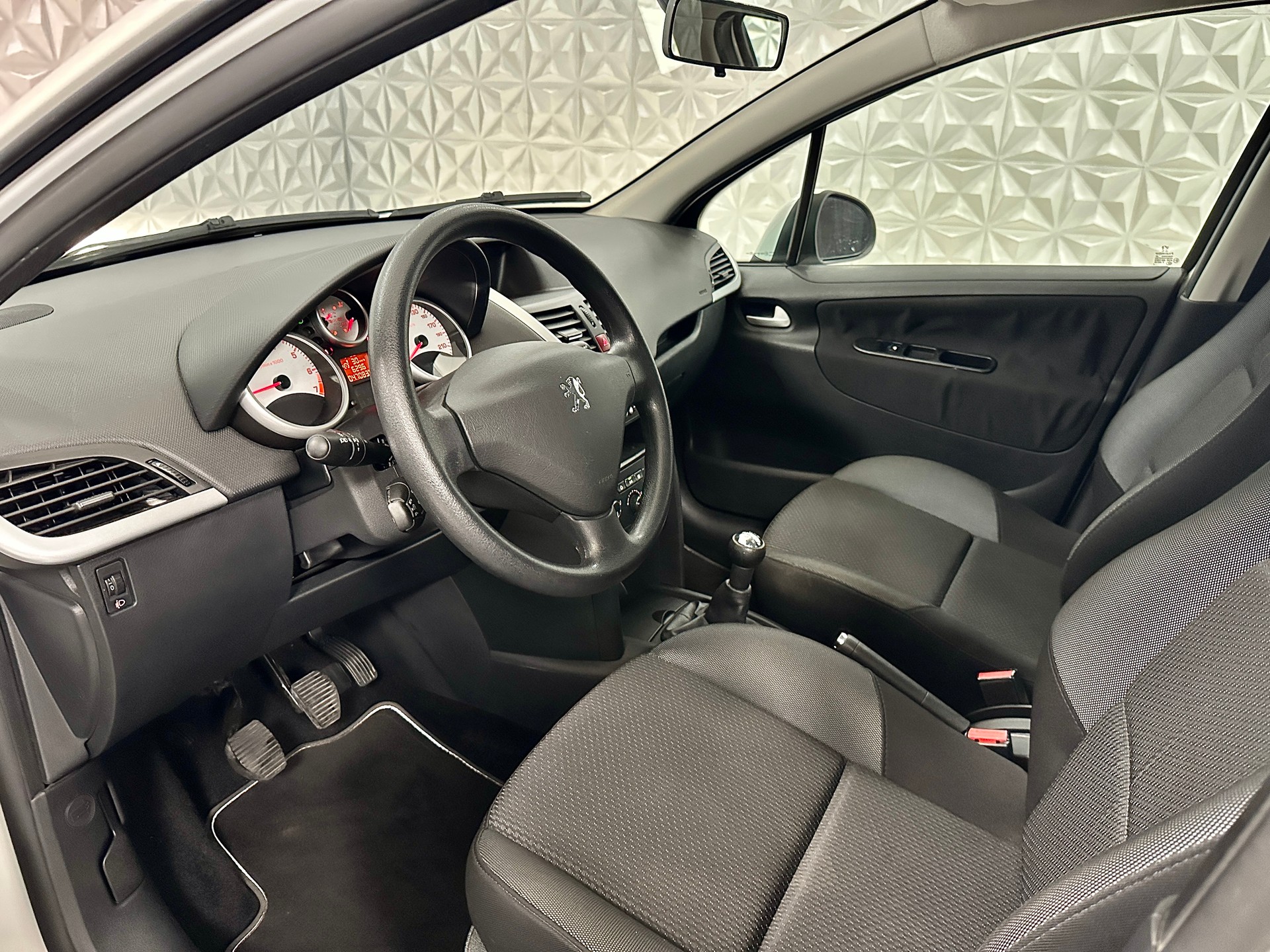 PEUGEOT 207 1.4 16V Millesim 200-image-10