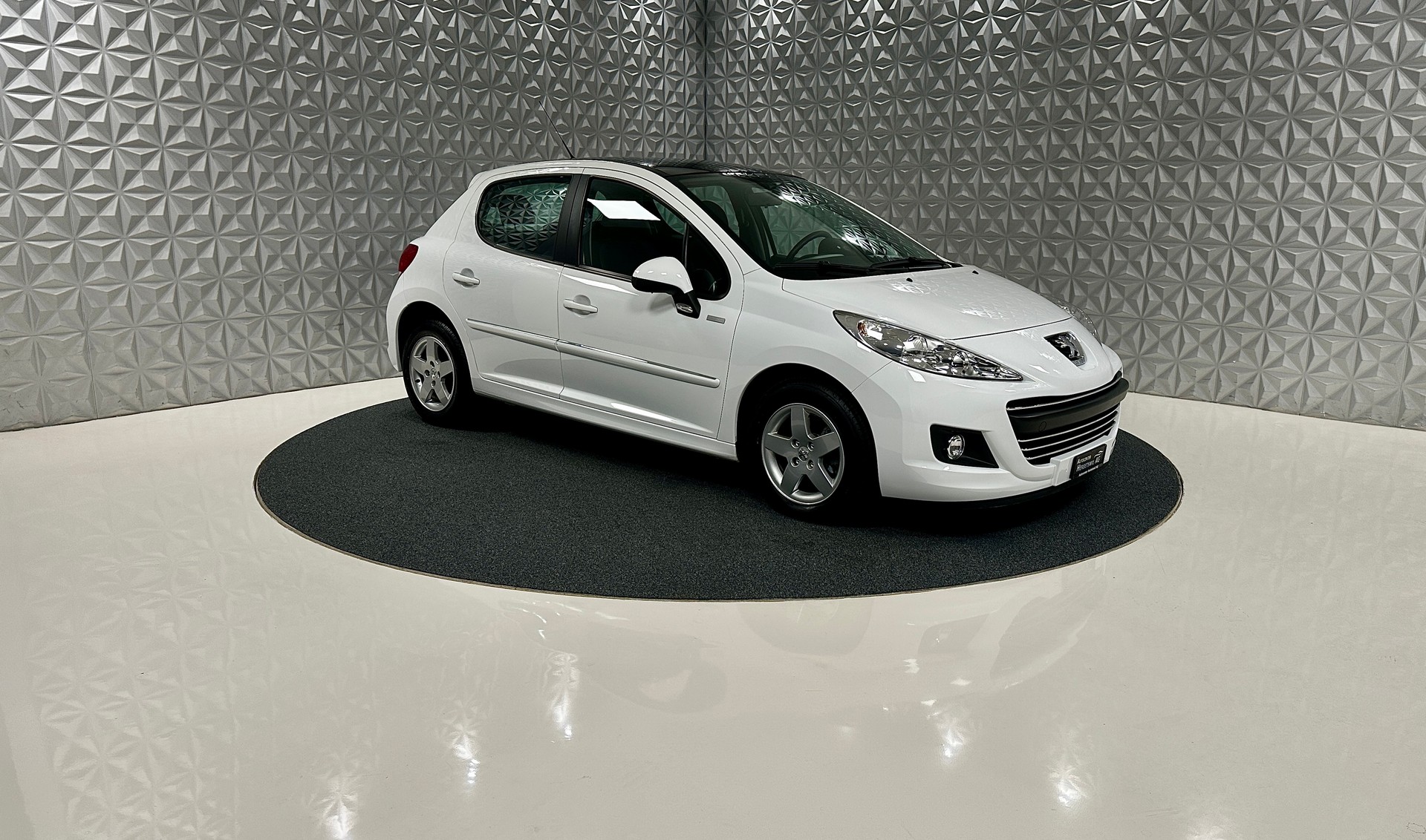 PEUGEOT 207 1.4 16V Millesim 200-image-2
