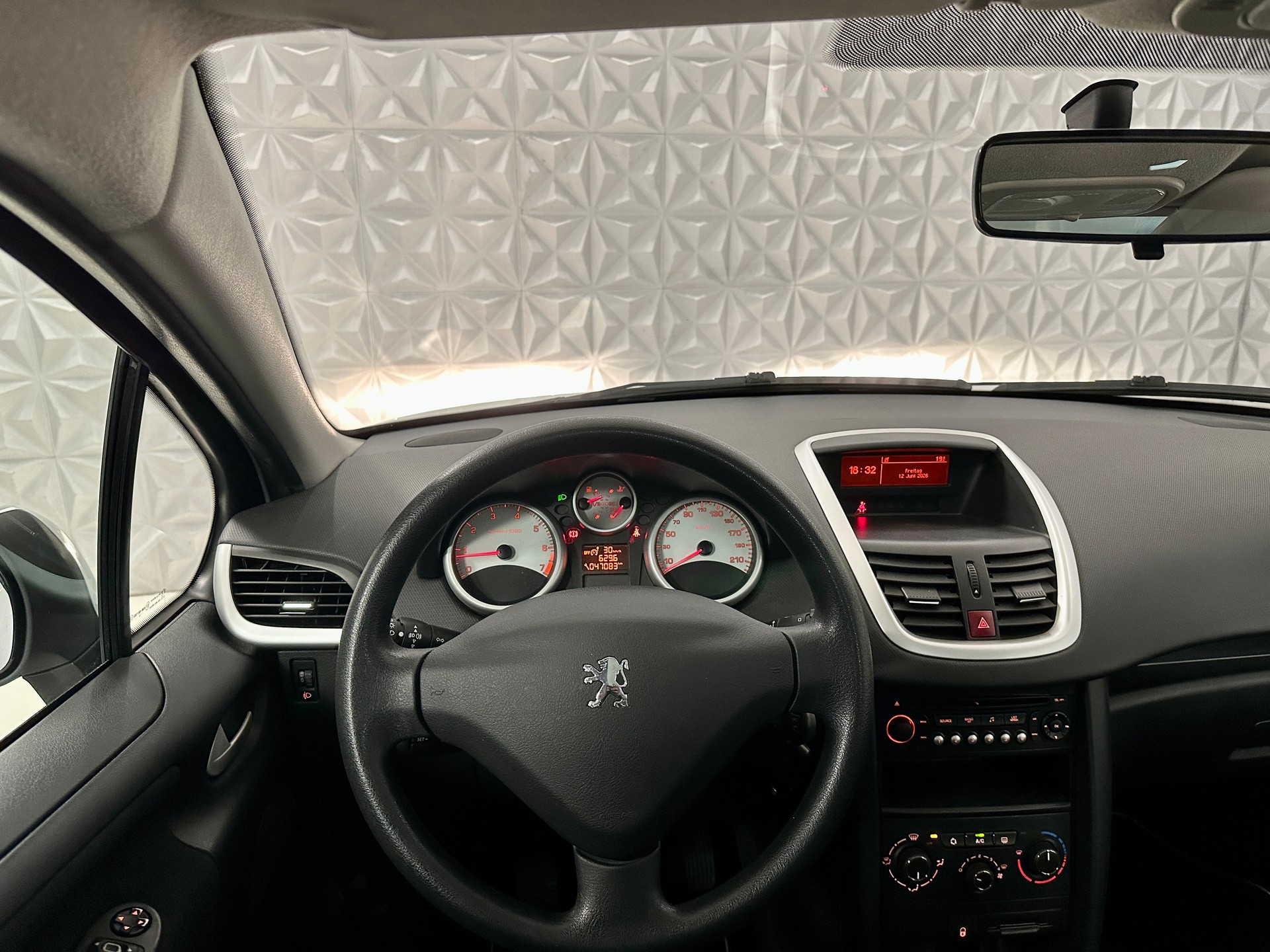 PEUGEOT 207 1.4 16V Millesim 200-image-16