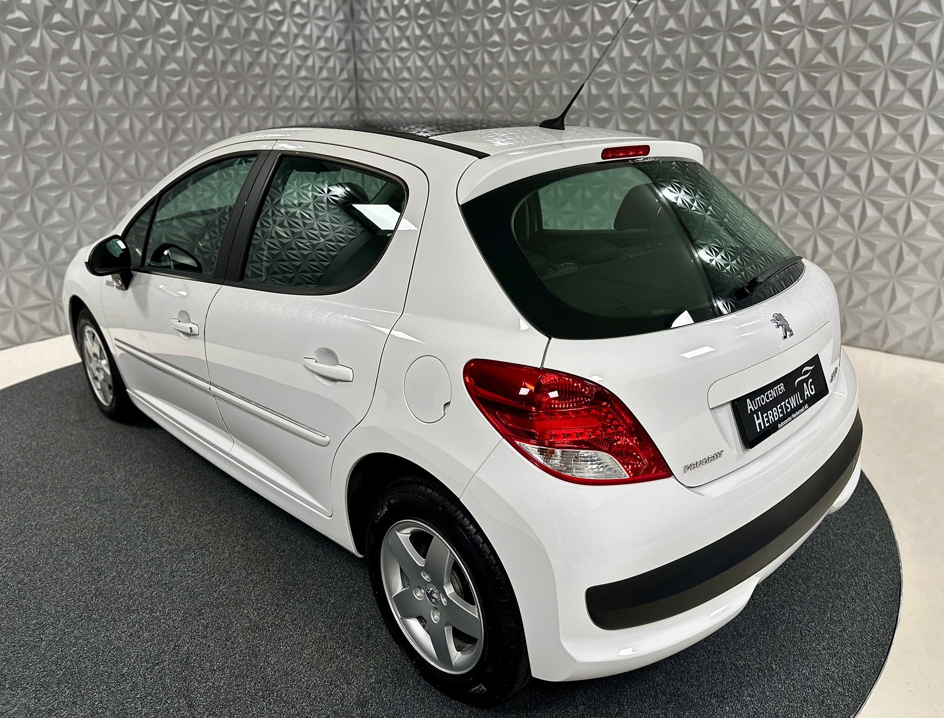 PEUGEOT 207 1.4 16V Millesim 200-image-9