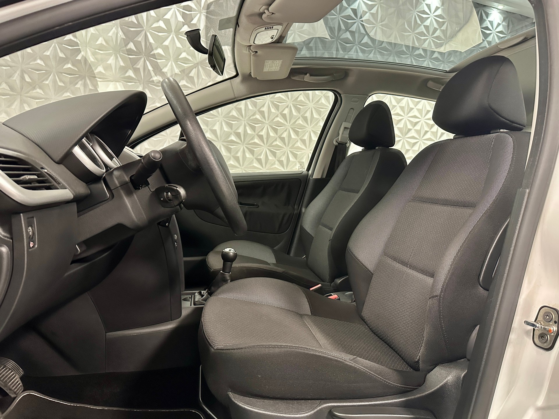 PEUGEOT 207 1.4 16V Millesim 200-image-11