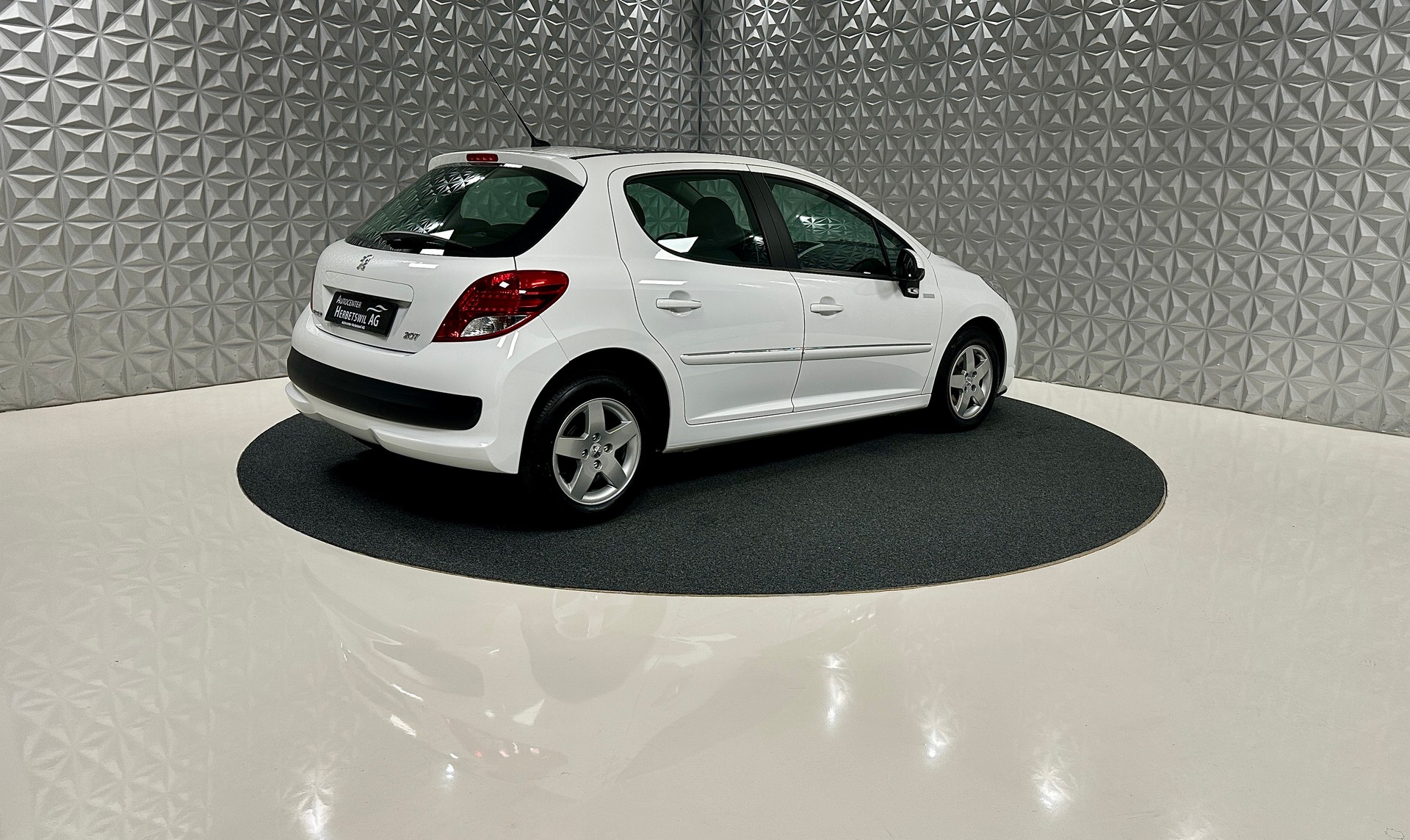 PEUGEOT 207 1.4 16V Millesim 200-image-4