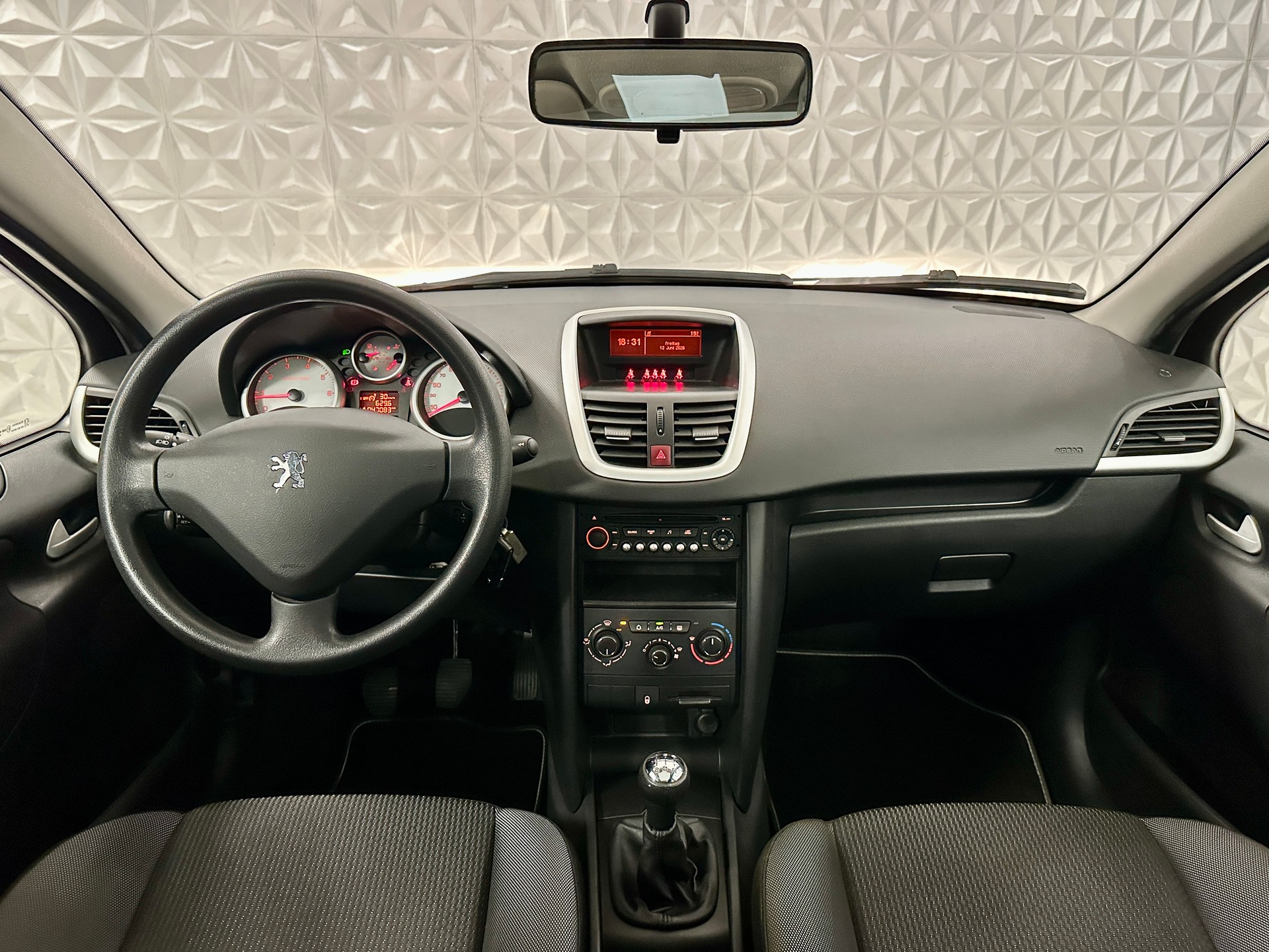 PEUGEOT 207 1.4 16V Millesim 200-image-13