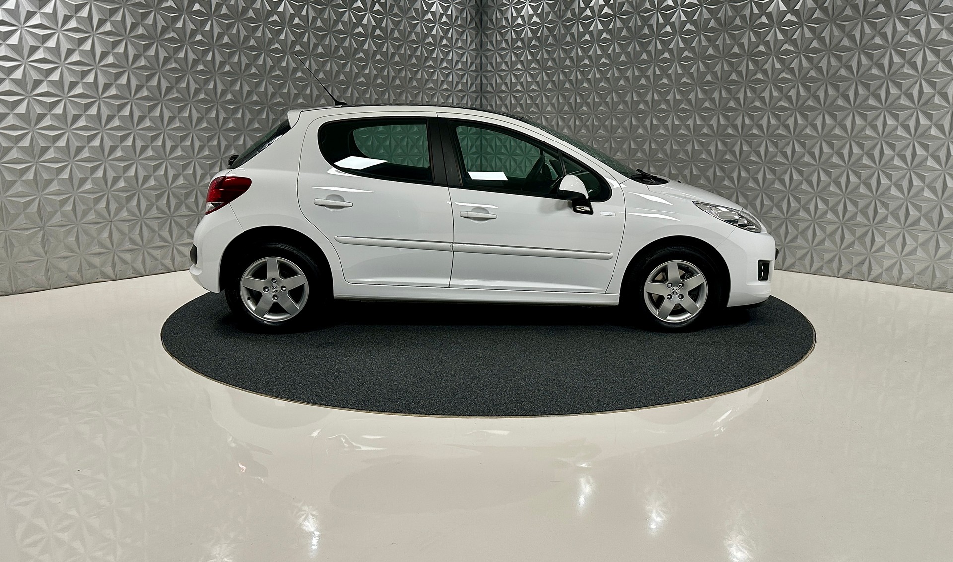 PEUGEOT 207 1.4 16V Millesim 200-image-3