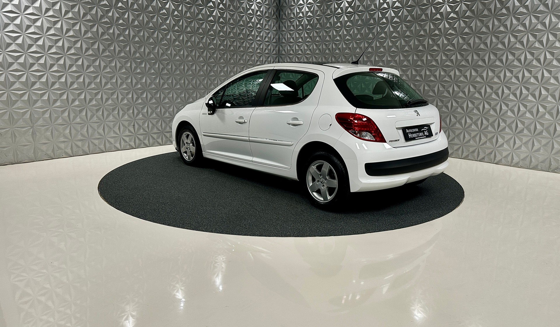 PEUGEOT 207 1.4 16V Millesim 200-image-6
