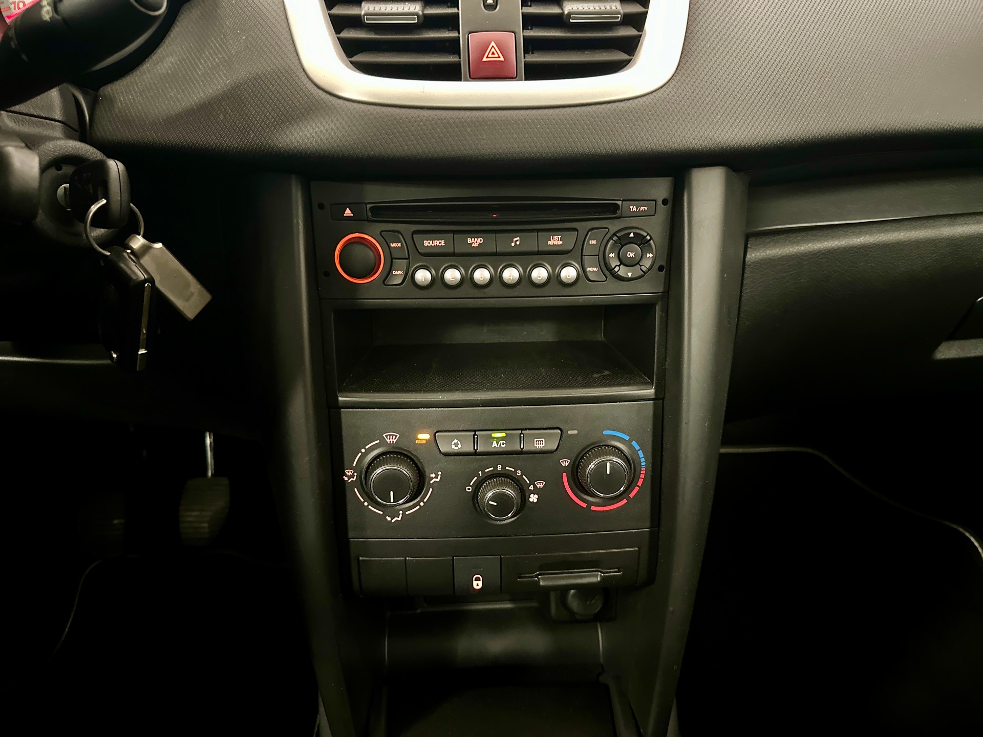 PEUGEOT 207 1.4 16V Millesim 200-image-15