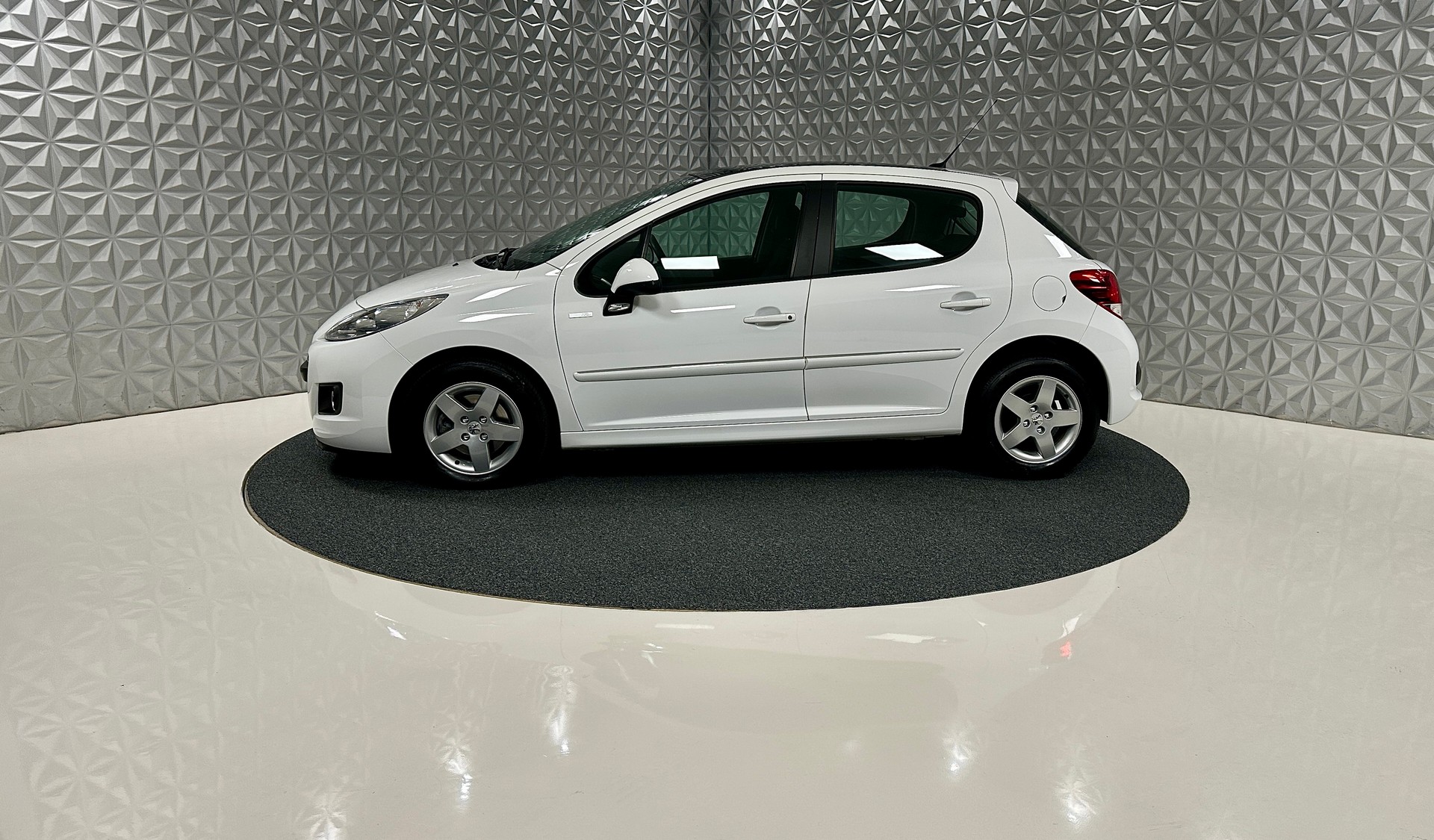 PEUGEOT 207 1.4 16V Millesim 200-image-7
