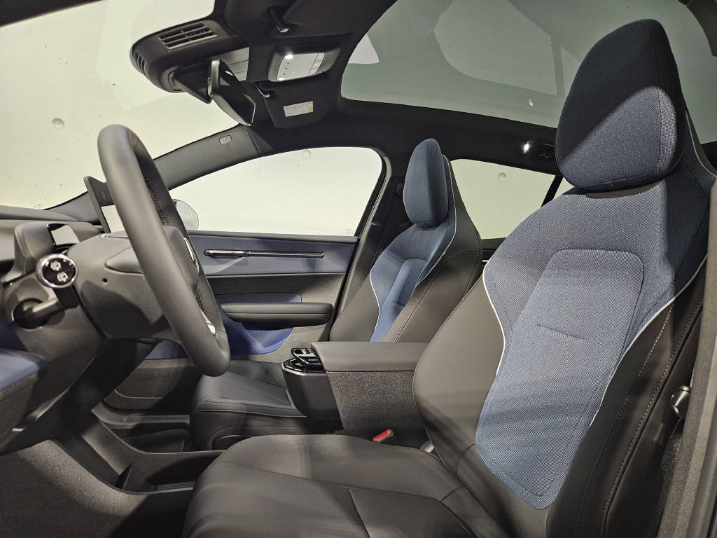 VOLVO EX 30 E60 Twin Ultra Swiss Black Edition-image-10