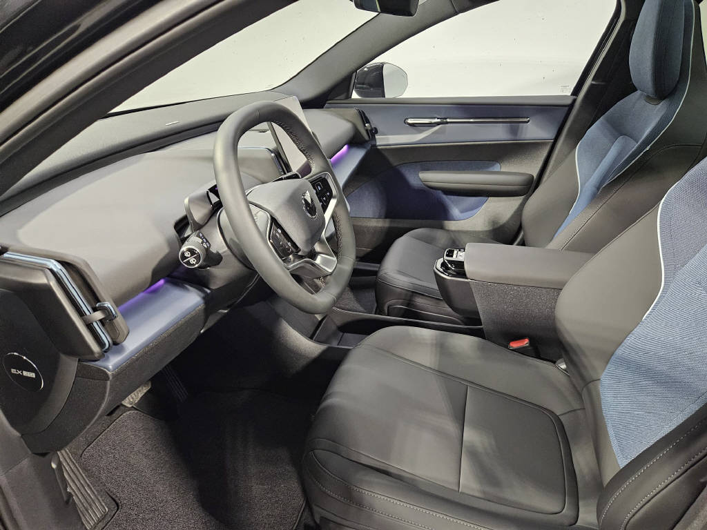 VOLVO EX 30 E60 Twin Ultra Swiss Black Edition-image-9