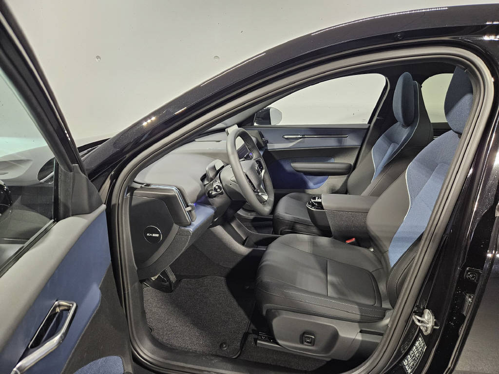 VOLVO EX 30 E60 Twin Ultra Swiss Black Edition-image-8