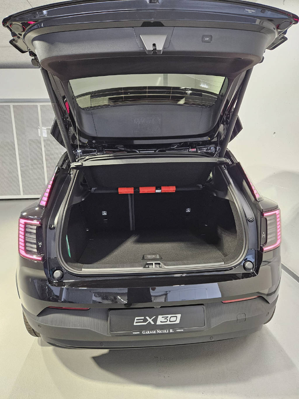 VOLVO EX 30 E60 Twin Ultra Swiss Black Edition-image-5