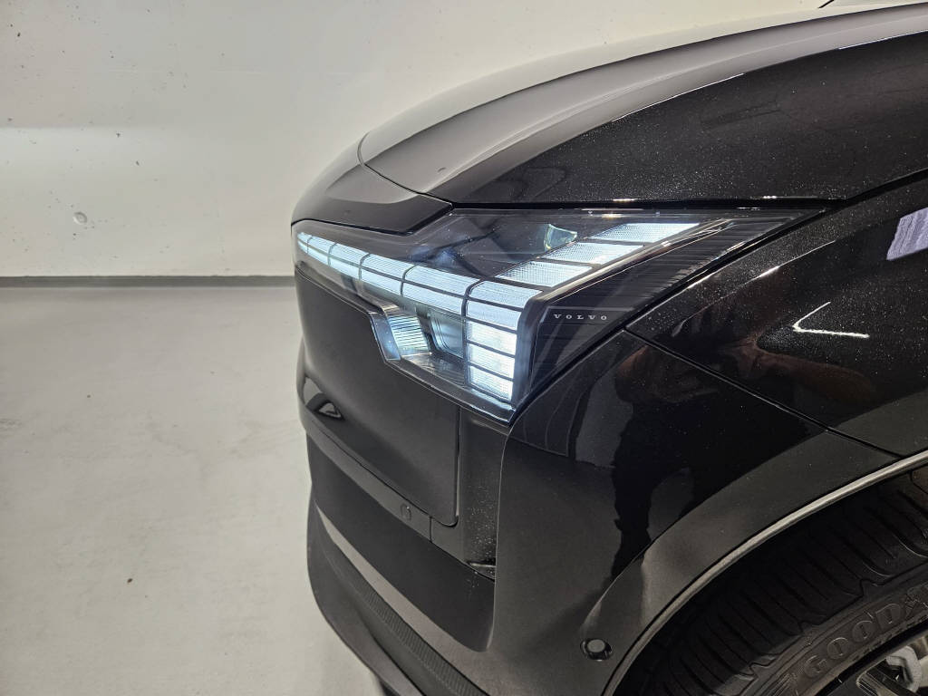 VOLVO EX 30 E60 Twin Ultra Swiss Black Edition-image-12