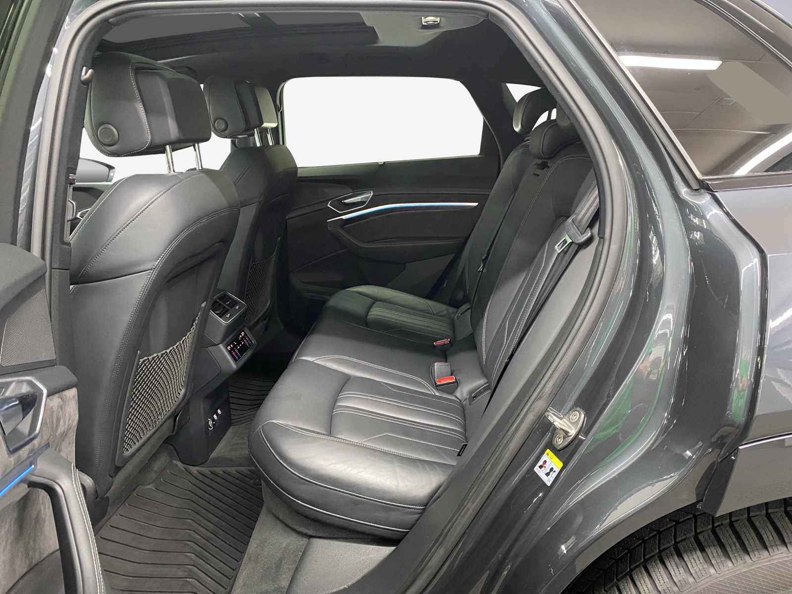 AUDI e-tron 55 Advanced quattro-image-12