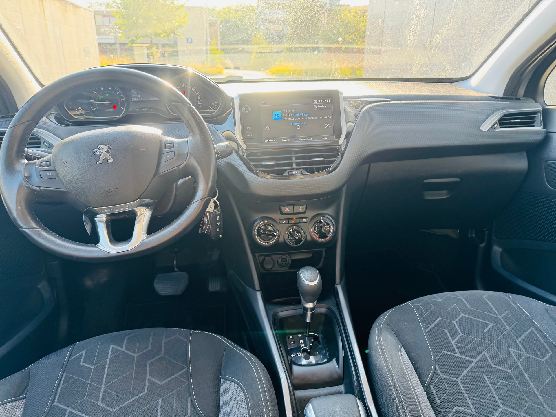 PEUGEOT 2008 1.2 PureTech Active EAT6-image-8