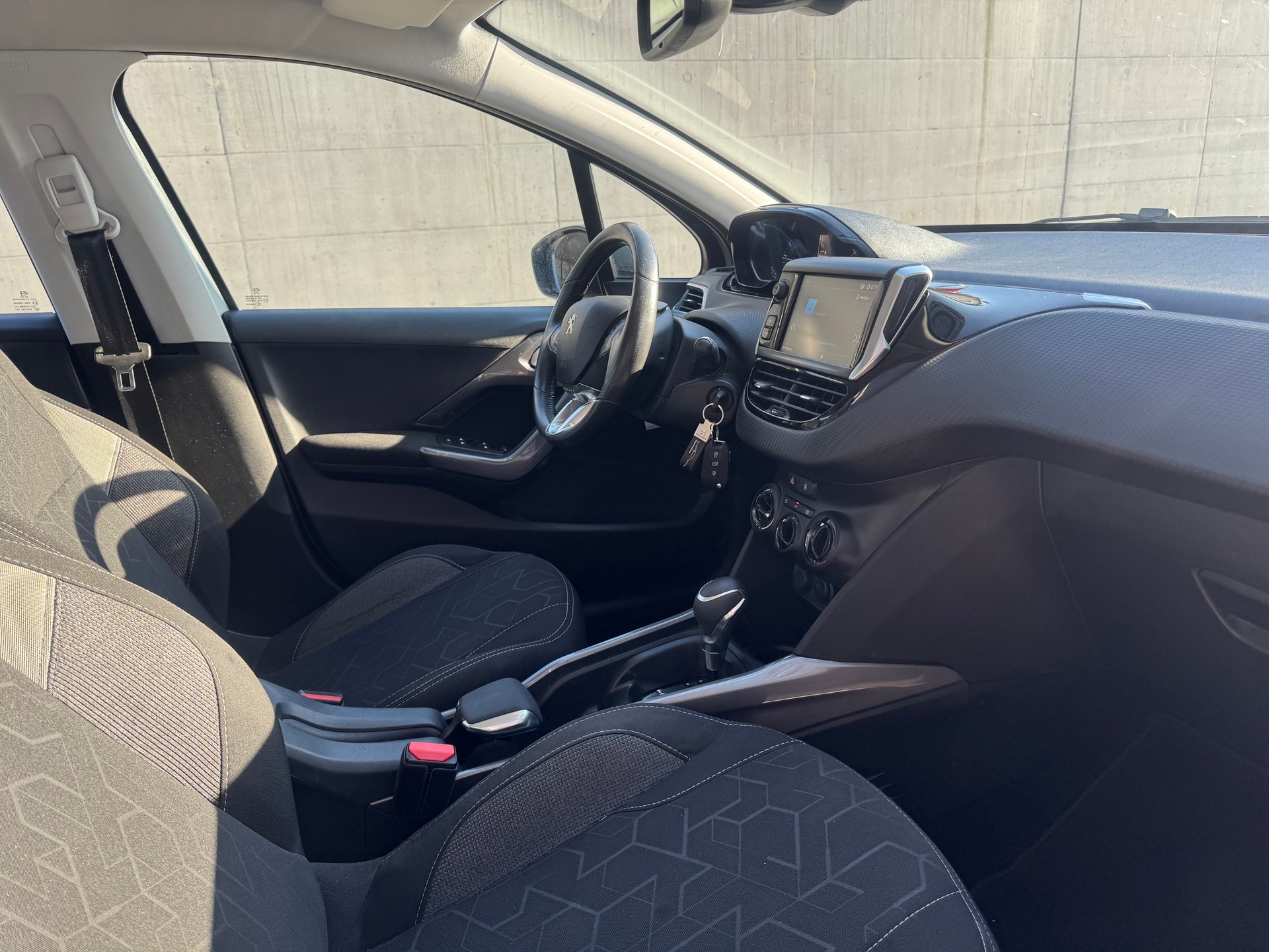 PEUGEOT 2008 1.2 PureTech Active EAT6-image-9