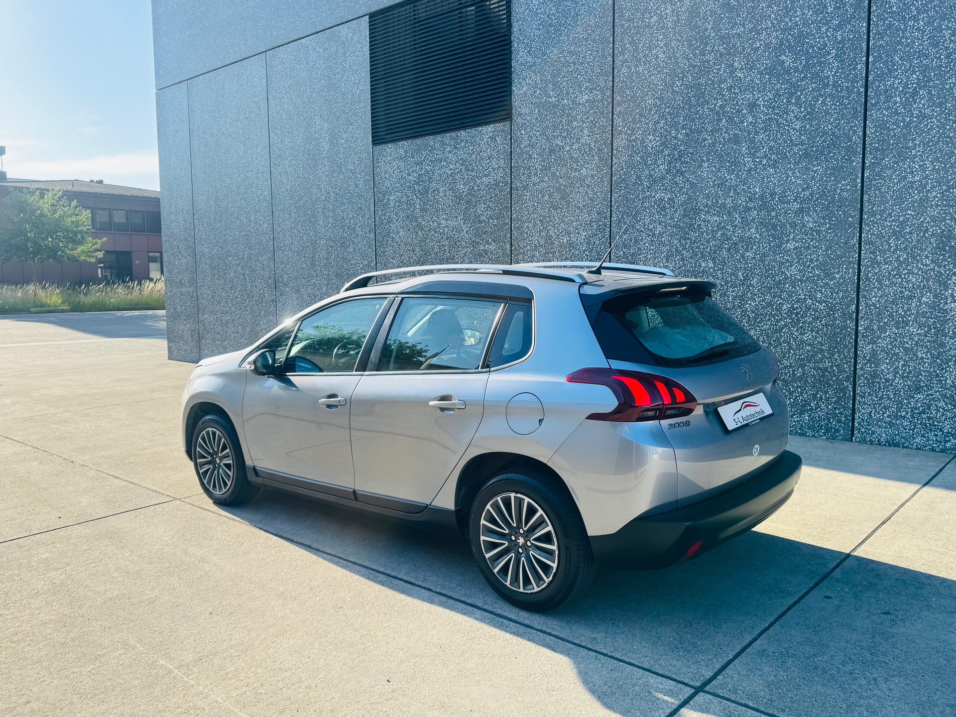 PEUGEOT 2008 1.2 PureTech Active EAT6-image-6