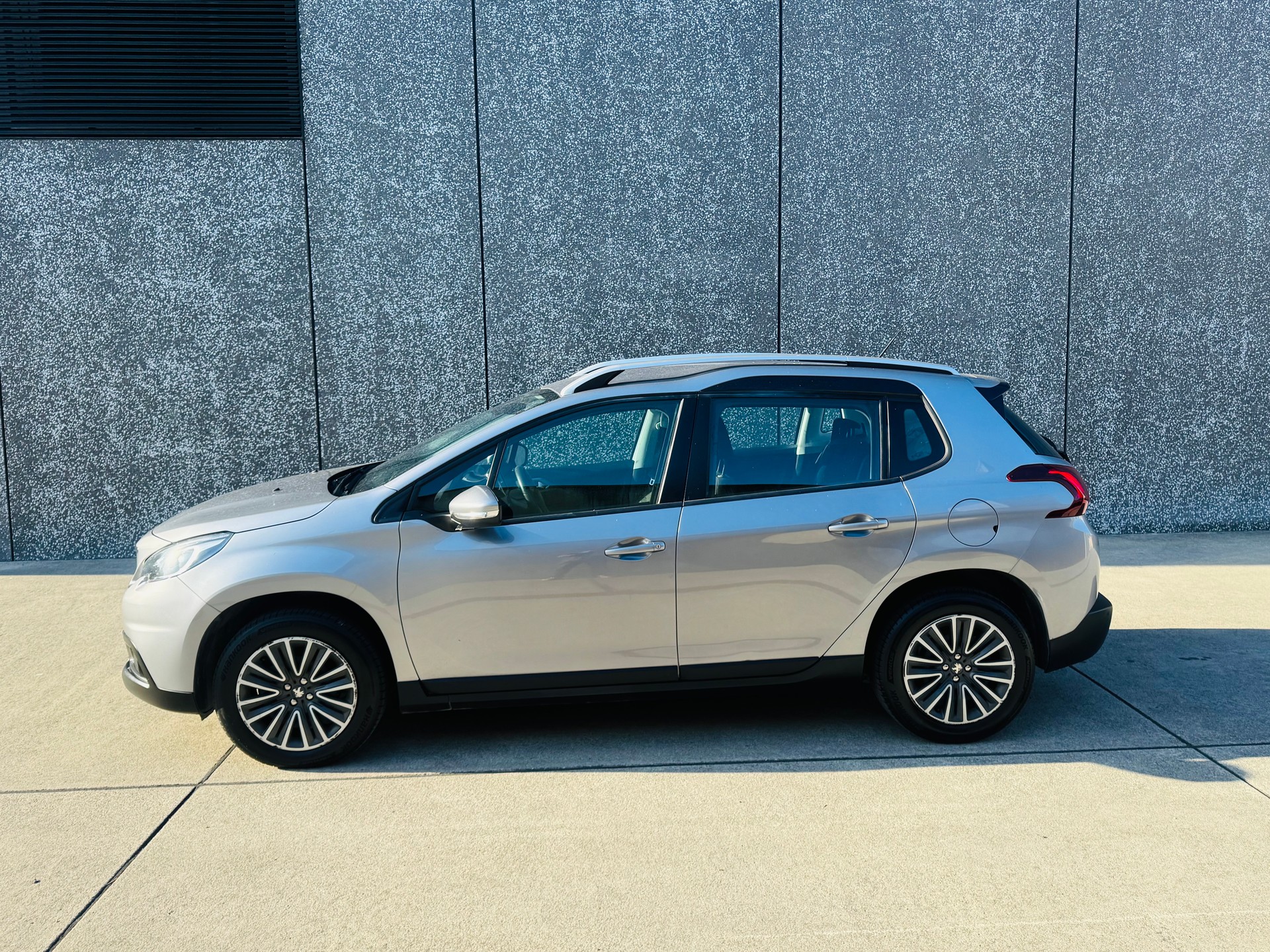 PEUGEOT 2008 1.2 PureTech Active EAT6-image-3