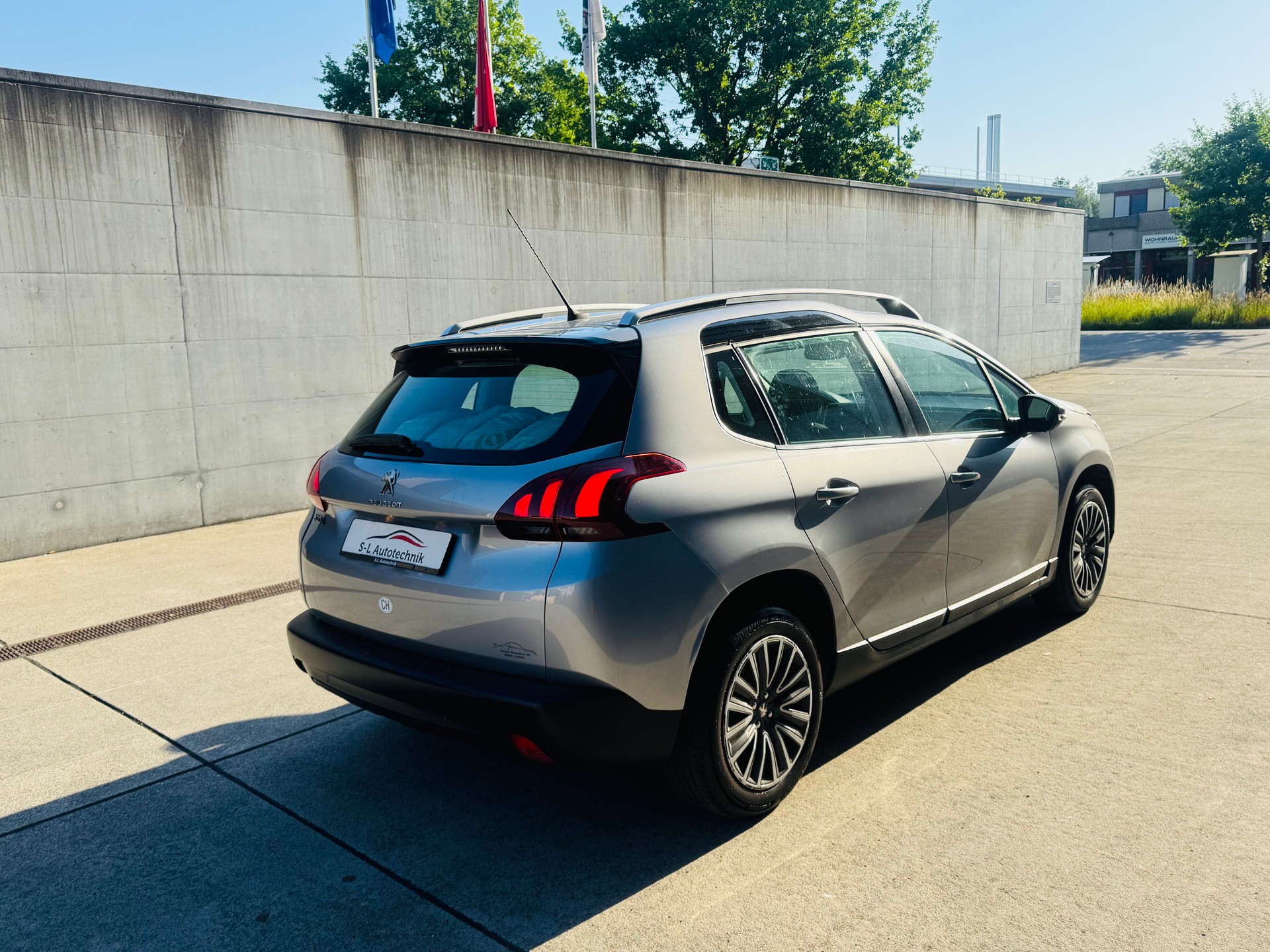 PEUGEOT 2008 1.2 PureTech Active EAT6-image-4