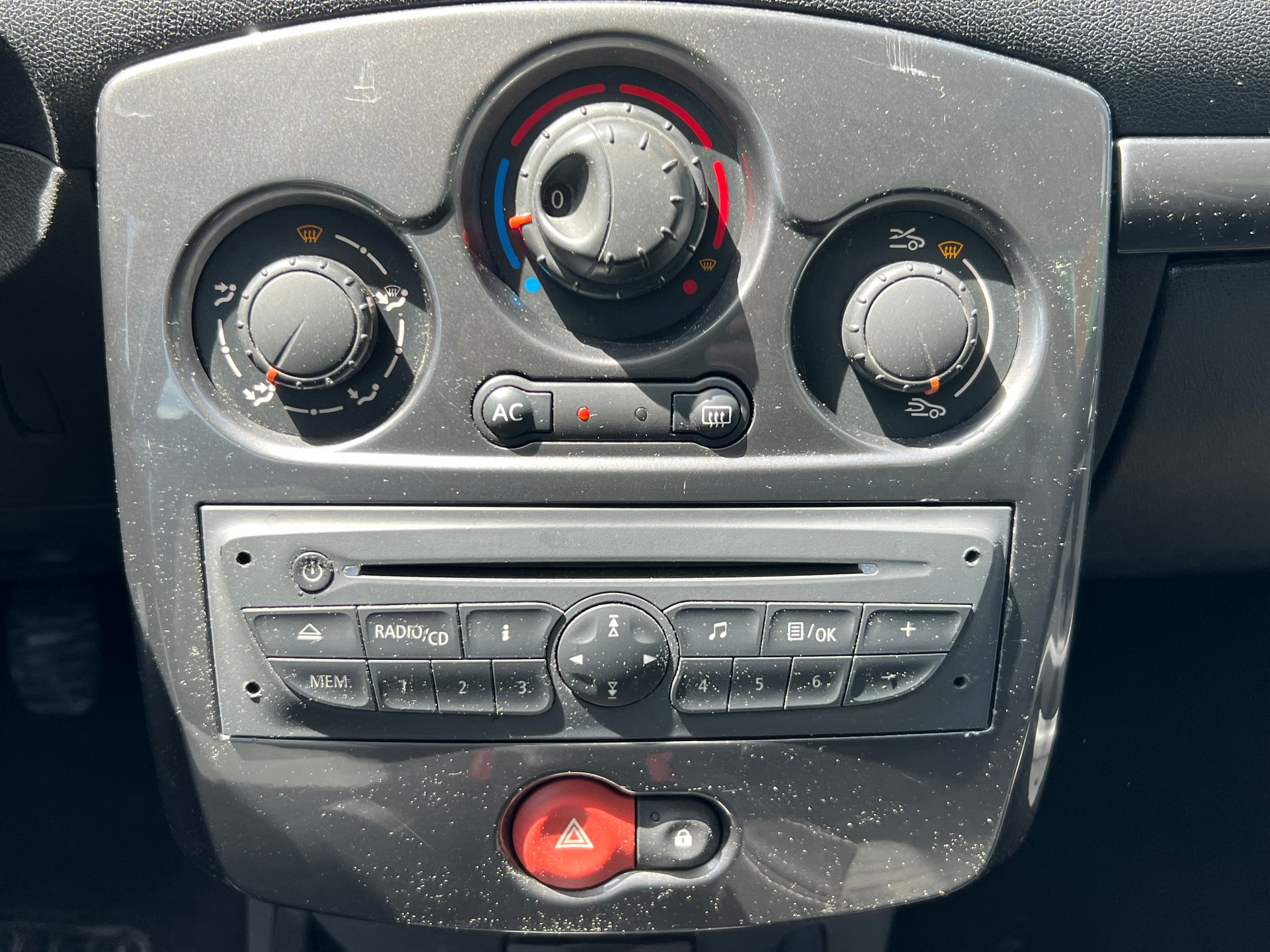 RENAULT Clio 1.2 16V Collection-image-13